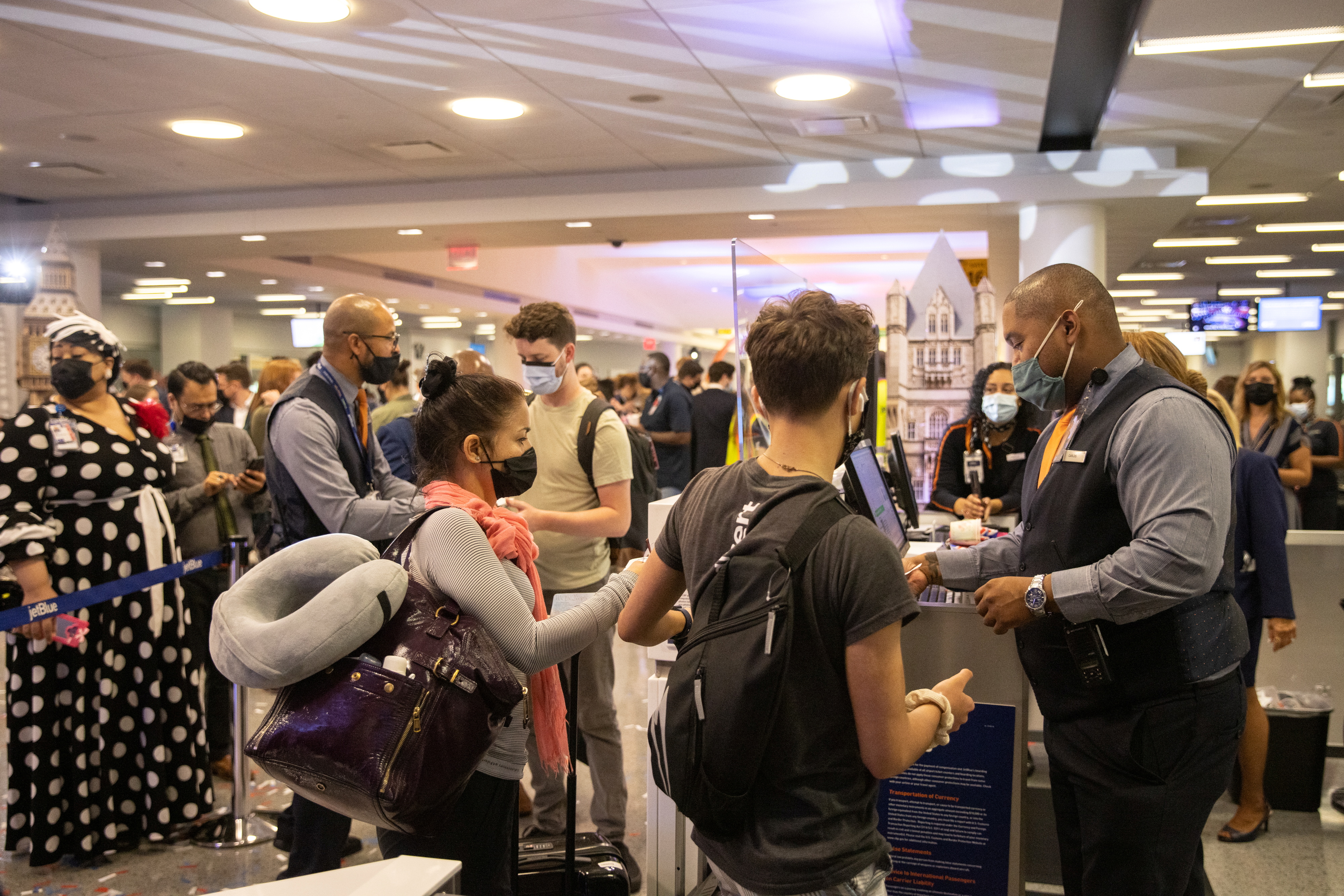 Los pasajeros muestran sus pasaportes antes de un vuelo en el aeropuerto internacional JFK en el barrio de Queens de la ciudad de Nueva York, Nueva York, Estados Unidos, 11 de agosto de 2021. REUTERS/Jeenah Moon