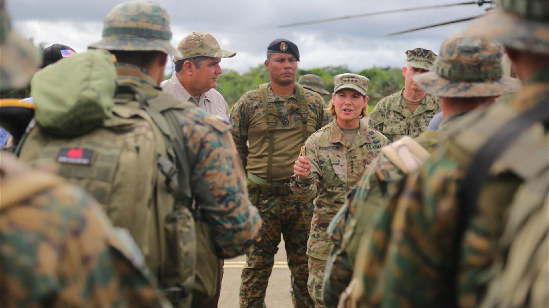 La comandante del Comando Sur, general Laura Richardson, junto al ministro de Seguridadde Panamá, Juan Pino, hablan con agentes del Servicio Nacional de Fronteras de Panamá (SENAFRONT) durante una visita a la provincia de Darién (Panamá). 