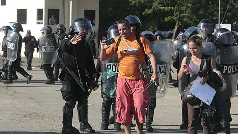 En 2015 Ortega actuó en sentido opuesto a la actualidad: cerró las fronteras a los migrantes cubanos, con represión incluida (Agencia EFE)