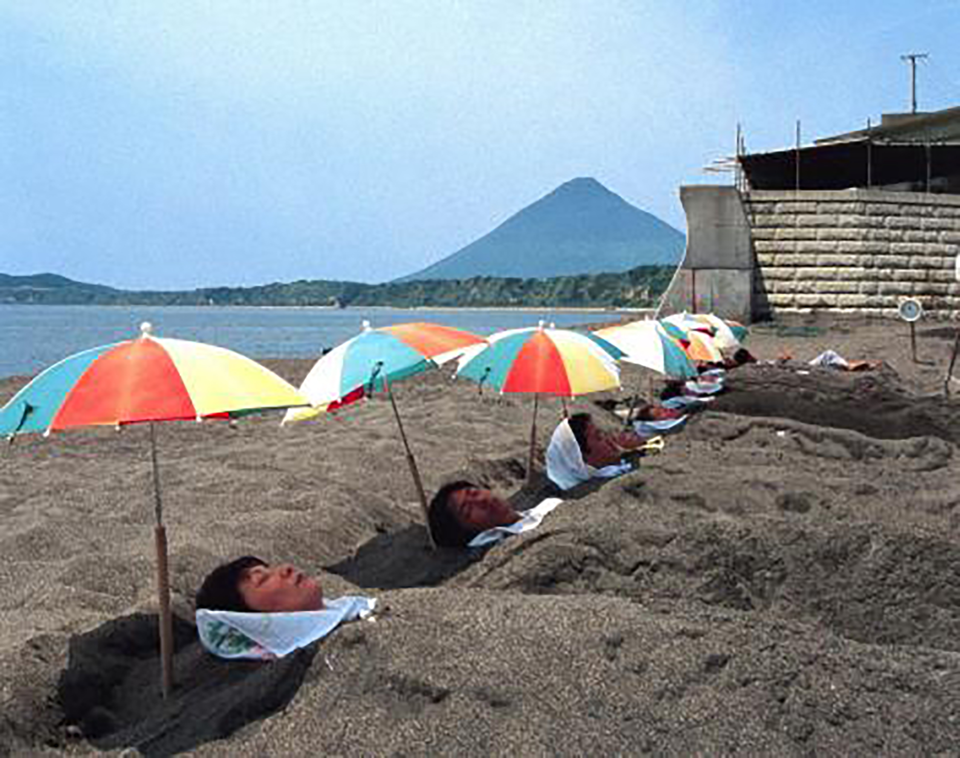 En Ibusuki, Japon, hay un complejo termal cuya playa contiene una atracción interesantísima: los baños de arenas volcánicas