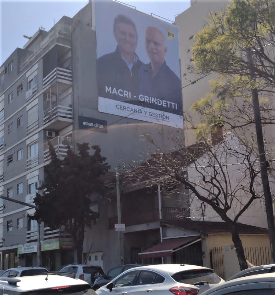 Afiches de Mauricio Macri y Néstor Grindetti, casi una fórmula presidencial