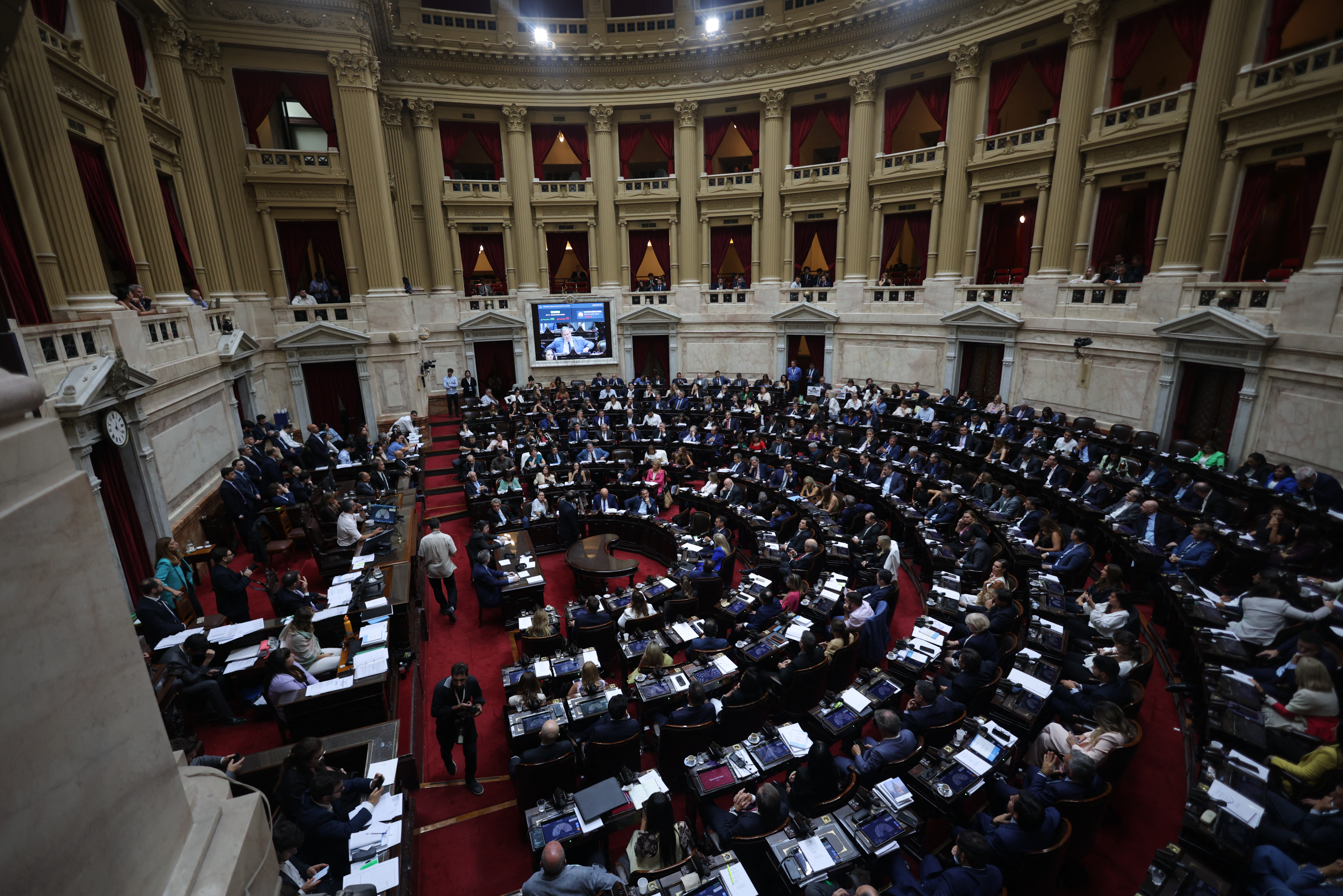 Mercados: las acciones y los bonos argentinos mantienen la tendencia alcista tras la sanción de la reforma laboral en Diputados