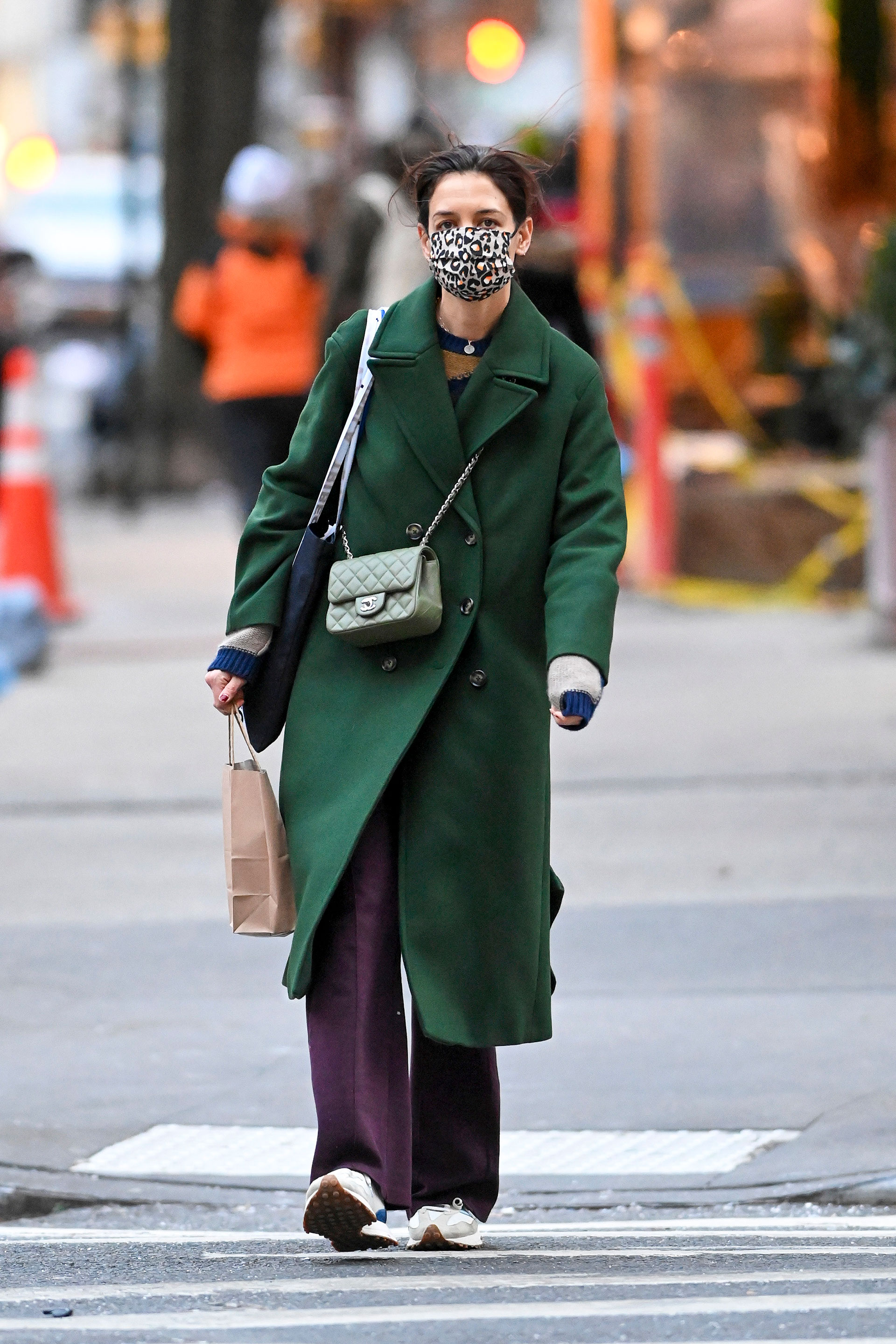 Katie Holmes dio un paseo por las calles de Nueva York y aprovechó la oportunidad para hacer compras en una reconocida librería. La actriz llevó un tapado verde, que combinó con su cartera, tapabocas estampado de animal print (Fotos: The Grosby Group)