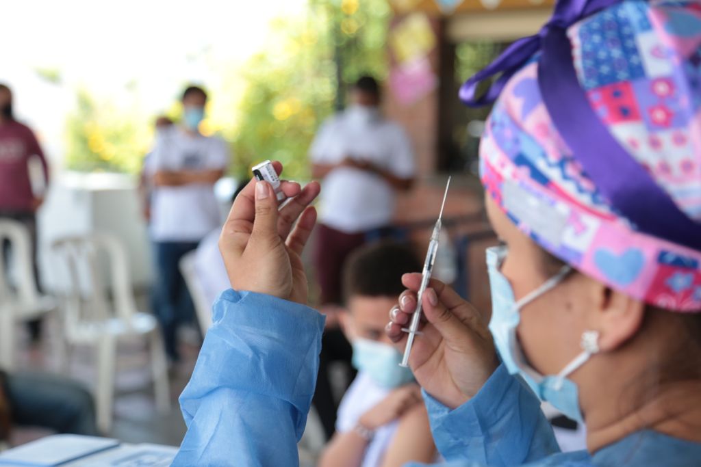 En la imagen, una enfermera prepara una dosis de la vacuna contra el covid-19 para inmunizar a jóvenes entre los 12 y 19 años en Medellín. Foto: Alcaldía de Medellín