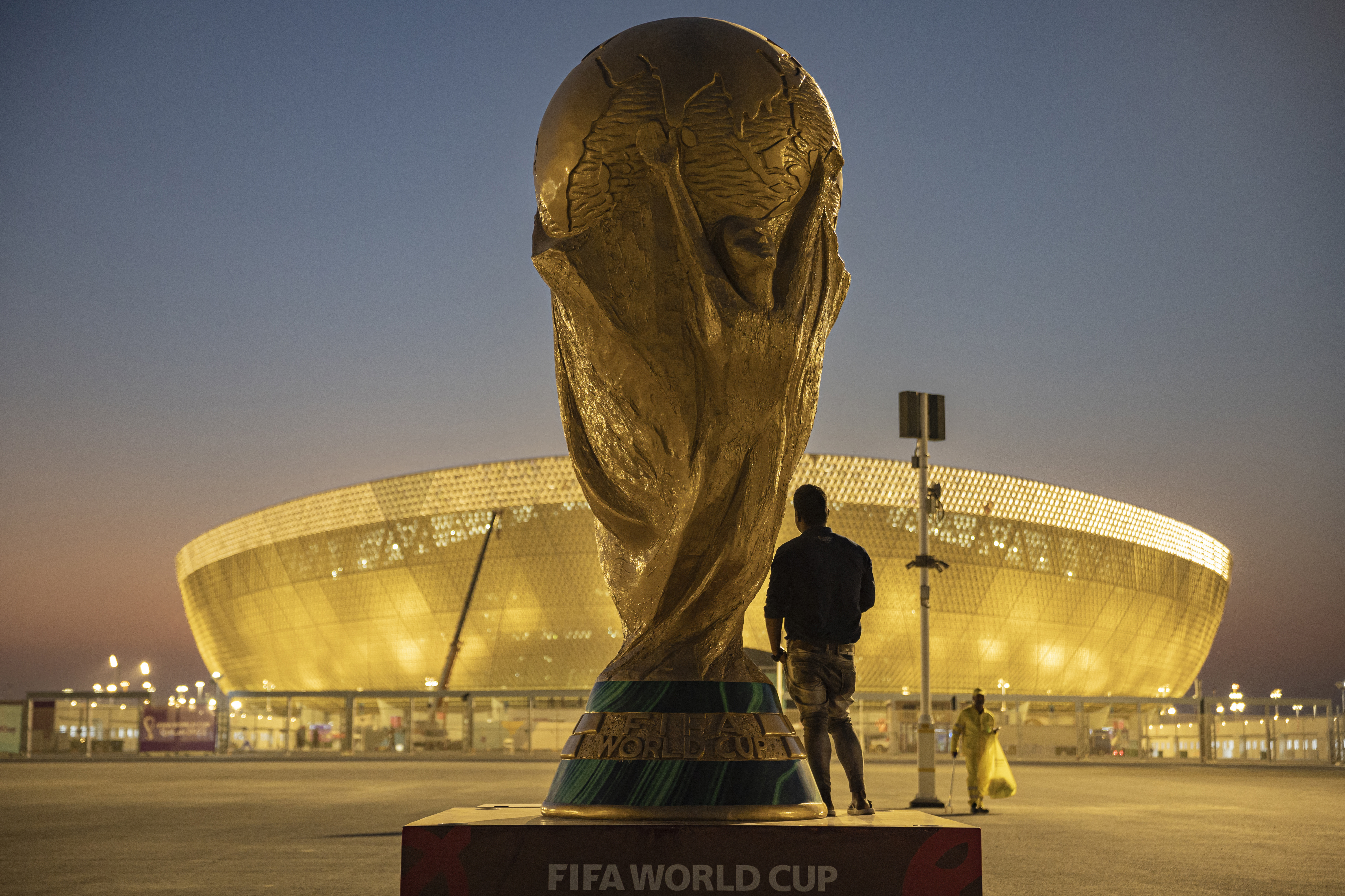 Copa Mundial Qatar 2022 : Un hombre con una réplica de la Copa del Mundo fuera del estadio Lusail (Reuters)