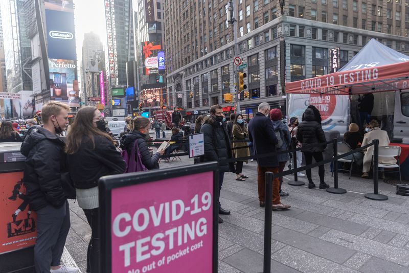 Personas esperan para realizarle la prueba de coronavirus en Times Square, en Nueva York