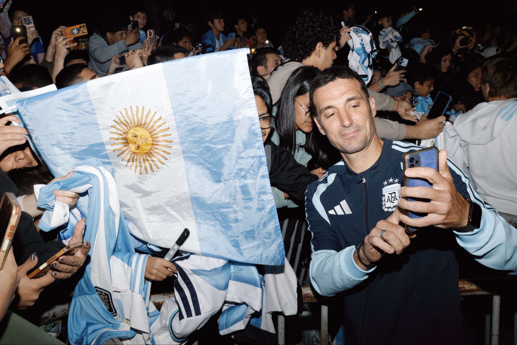El gesto del Dibu Mart&iacute;nez y el plantel de la selecci&oacute;n argentina al arribar a C&oacute;rdoba: la multitudinaria bienvenida