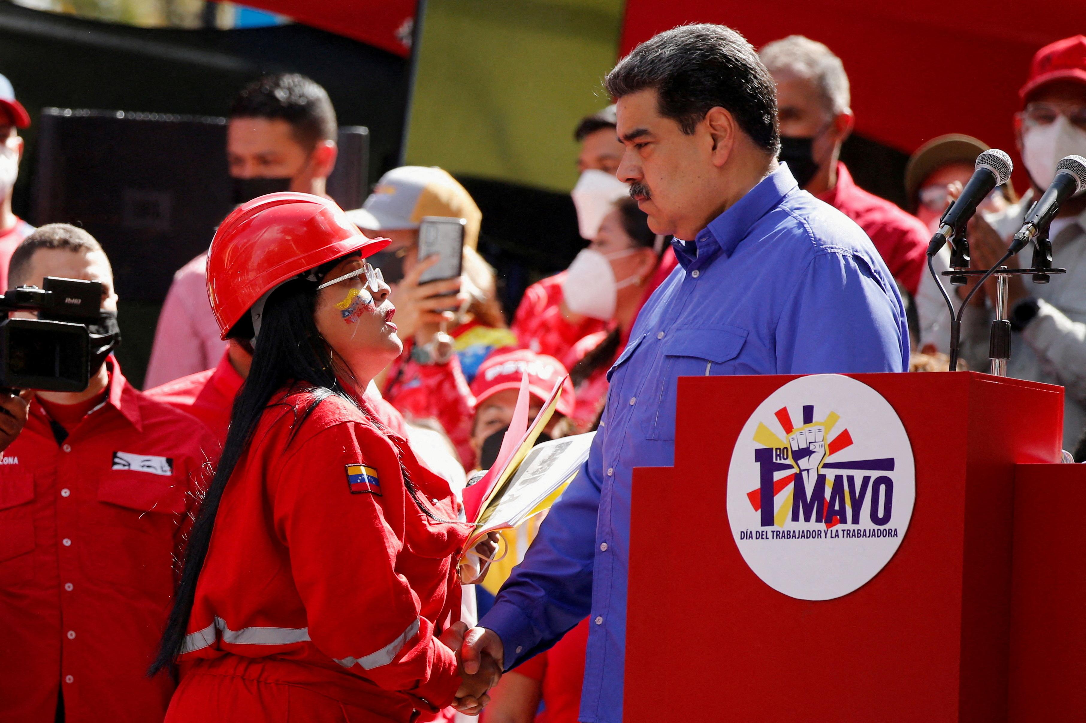 Nicolás Maduro estrecha la mano de una seguidora durante la última marcha en favor de PDVSA. REUTERS/Leonardo Fernandez Viloria/File Photo