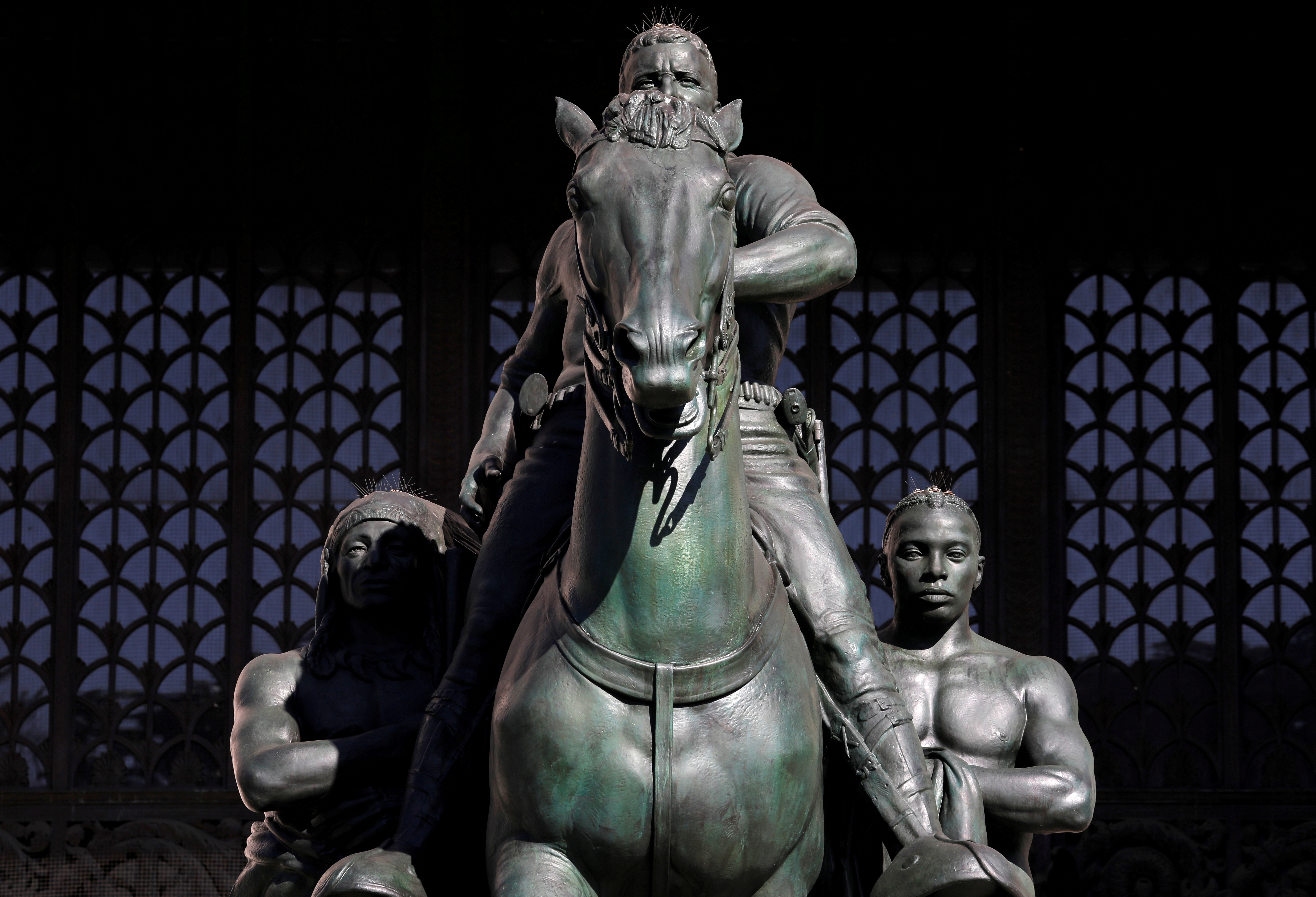 En la imponente estatua, encargada en 1925 al artista James Earle Fraser, Roosevelt está sobre un caballo flanqueado por un hombre afrodescendiente y un nativo americano (REUTERS/Mike Segar)
