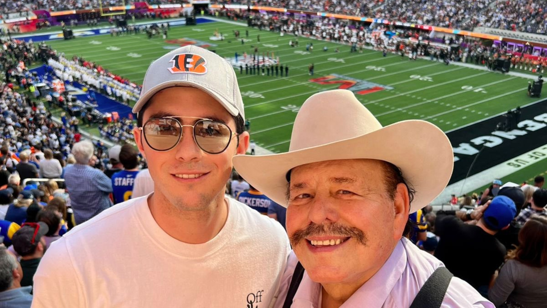 El senador junto a su hijo en el Super Bowl 2022, en Los Ángeles (Foto: Twitter / @aguadiana)