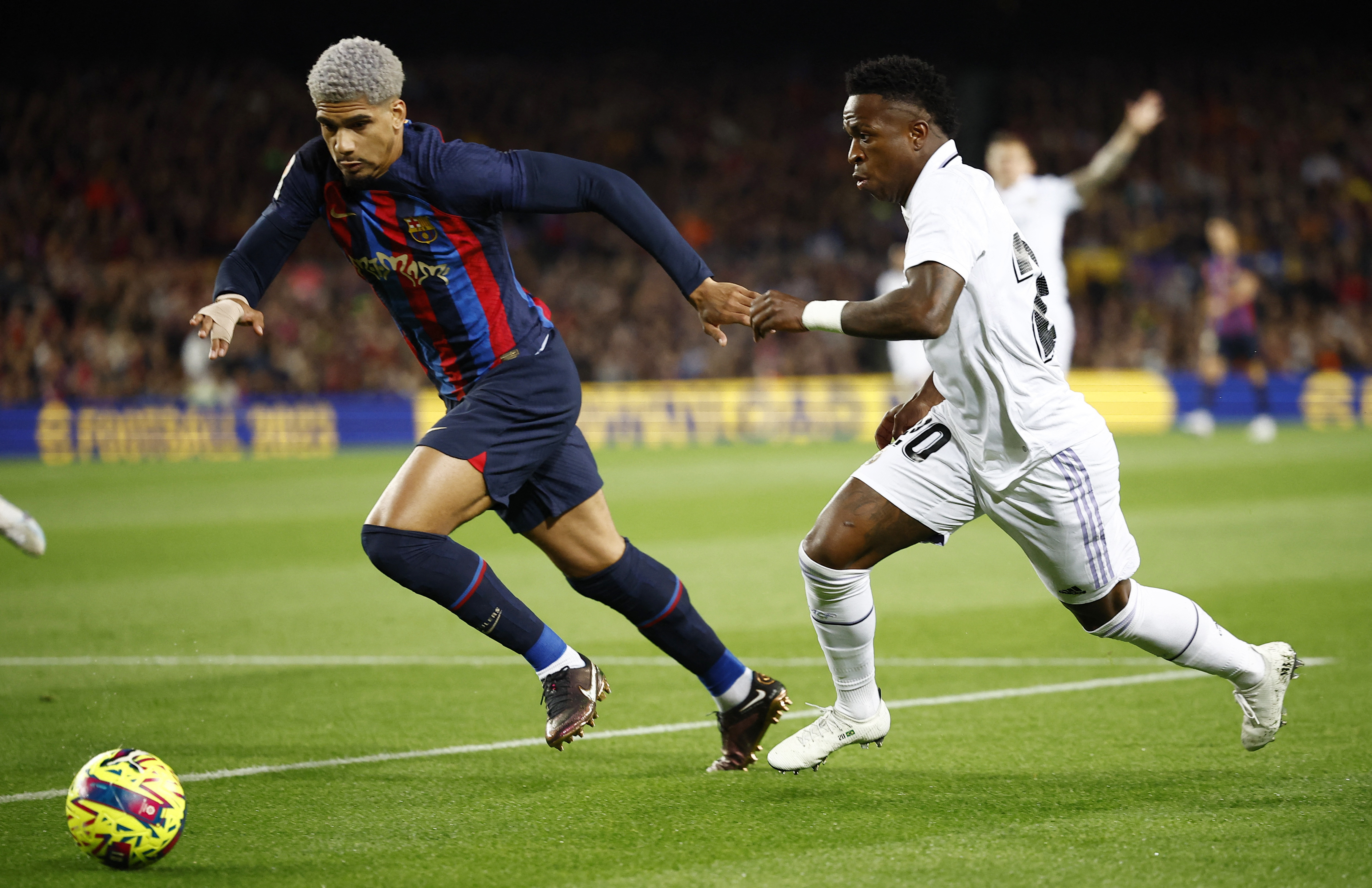 El duelo entre Ronald Araujo y Vinicius Junior, por ahora se lo queda el brasileño. Foto: REUTERS/Juan Medina