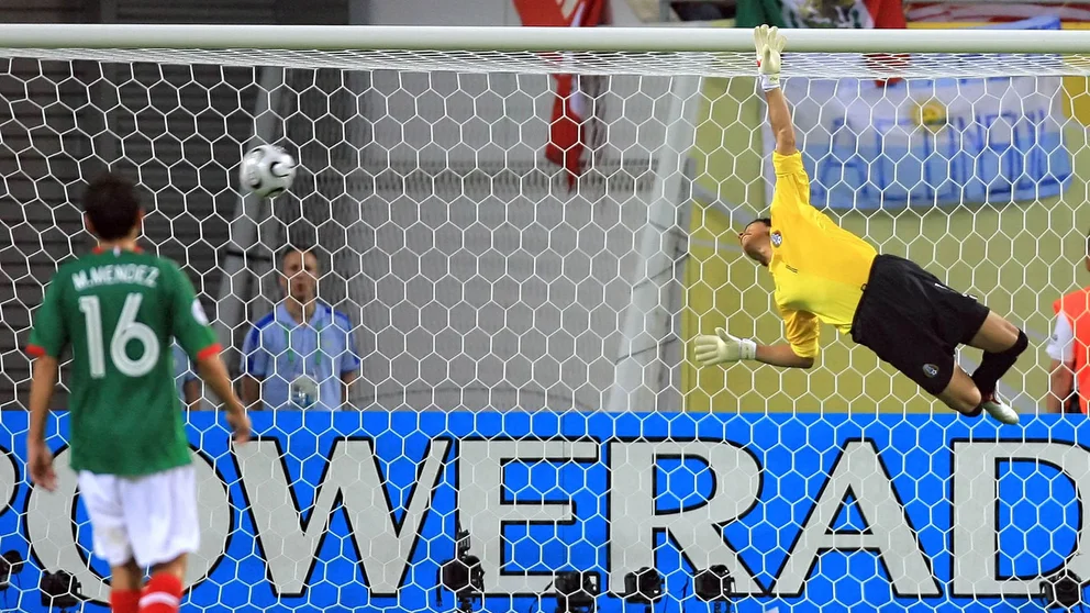 Momento en que Oswaldo Sánchez es vencido por el disparo de Maxi Rodríguez. El gol fue el de gane para Argentina sobre México en Alemania 2006. AFP PHOTO / ODD ANDERSENzzzz