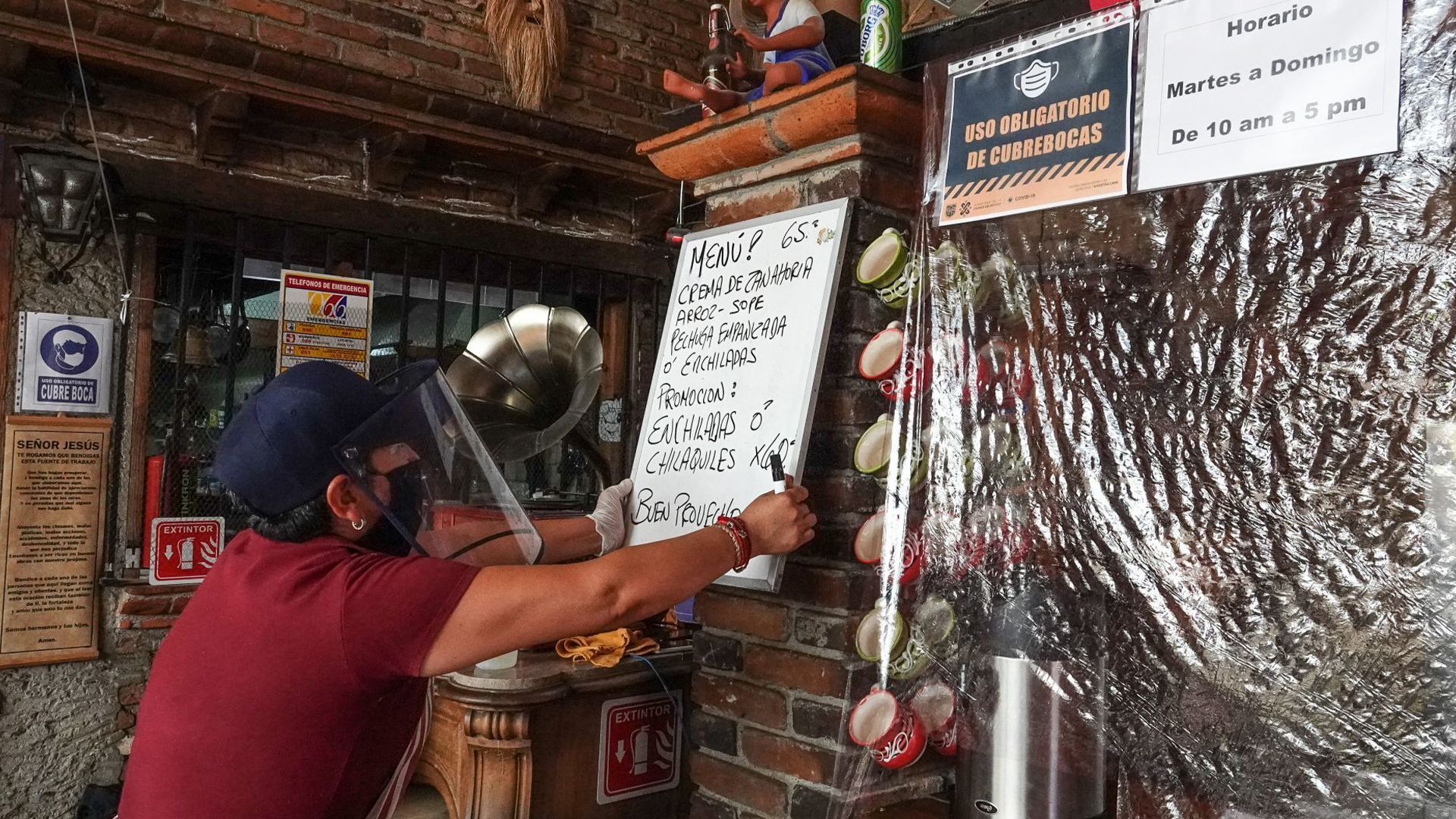 Restaurantes ofrecen ofertas culinarias para atraer clientes, esto tras permanecer varios meses cerrados por la pandemia de COVID-19 (Foto: Cuartoscuro)