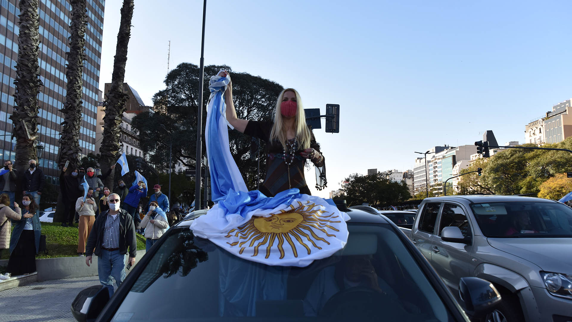 Para las 17 horas ya había cuadras y cuadras de automovilistas sobre la Avenida 9 de Julio. Algunos tocaban bocina y hacían flamear banderas para mostrar su disconformidad contra la cuarentena y la reforma judicial.