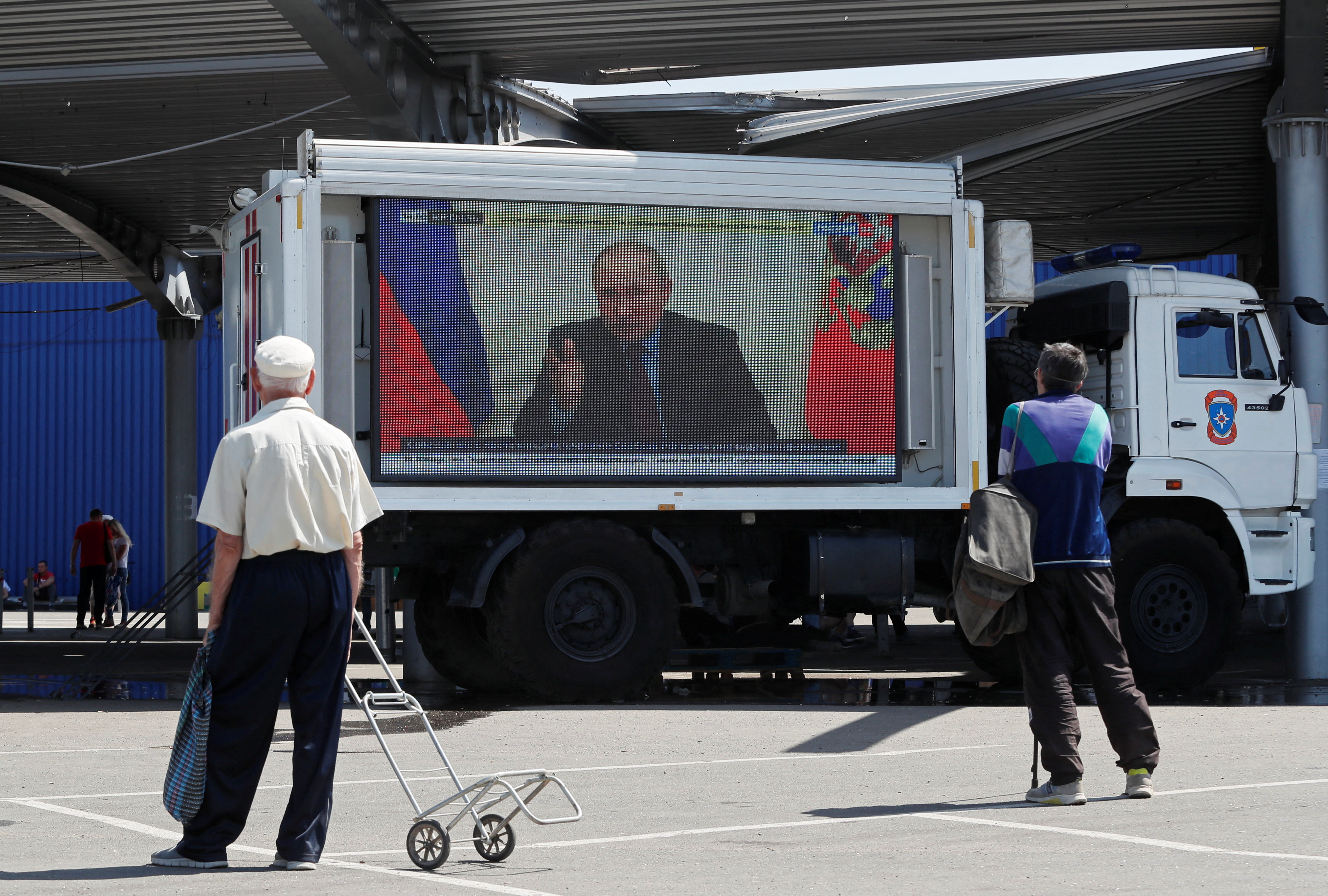 Una pantalla transmite noticias rusas en la ciudad ocupada de Mariupol (REUTERS/Alexander Ermochenko)