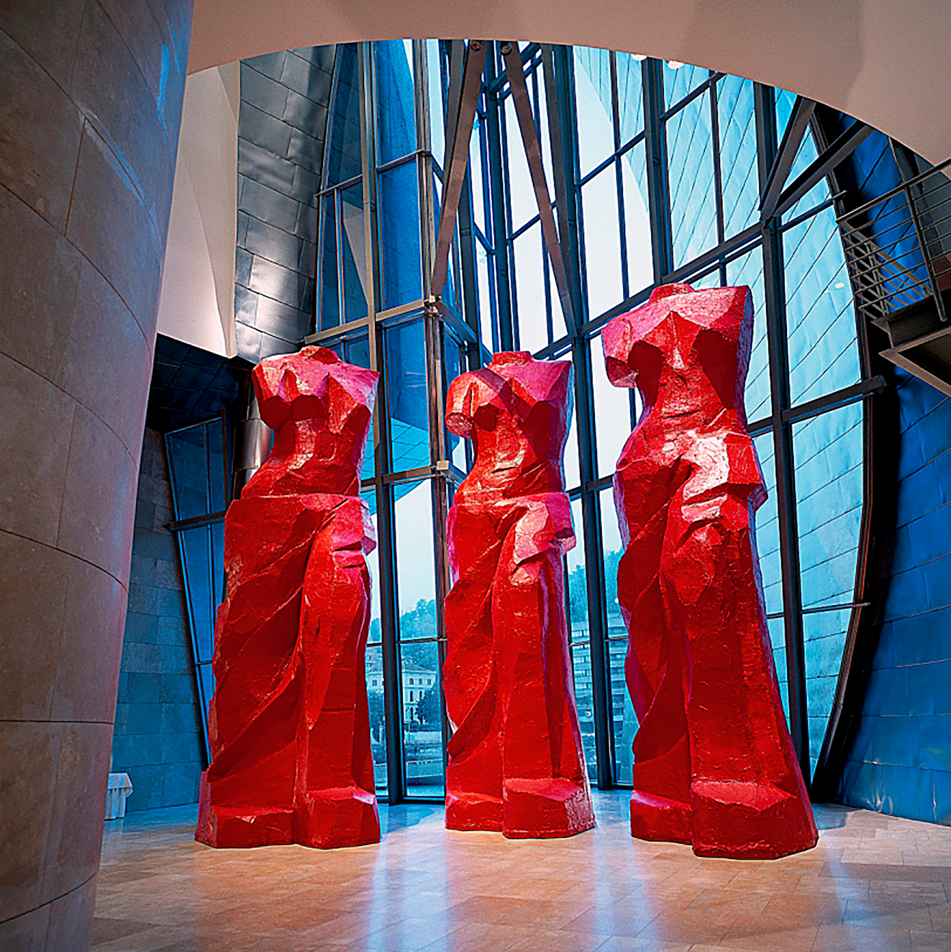 "Three Red Spanish Venuses". Jim Dine. 1997. Poliestireno expandido sobre estructura de acero, malla de nailon y acabado de látex acrílico rojo. Guggenheim Bilbao Museoa