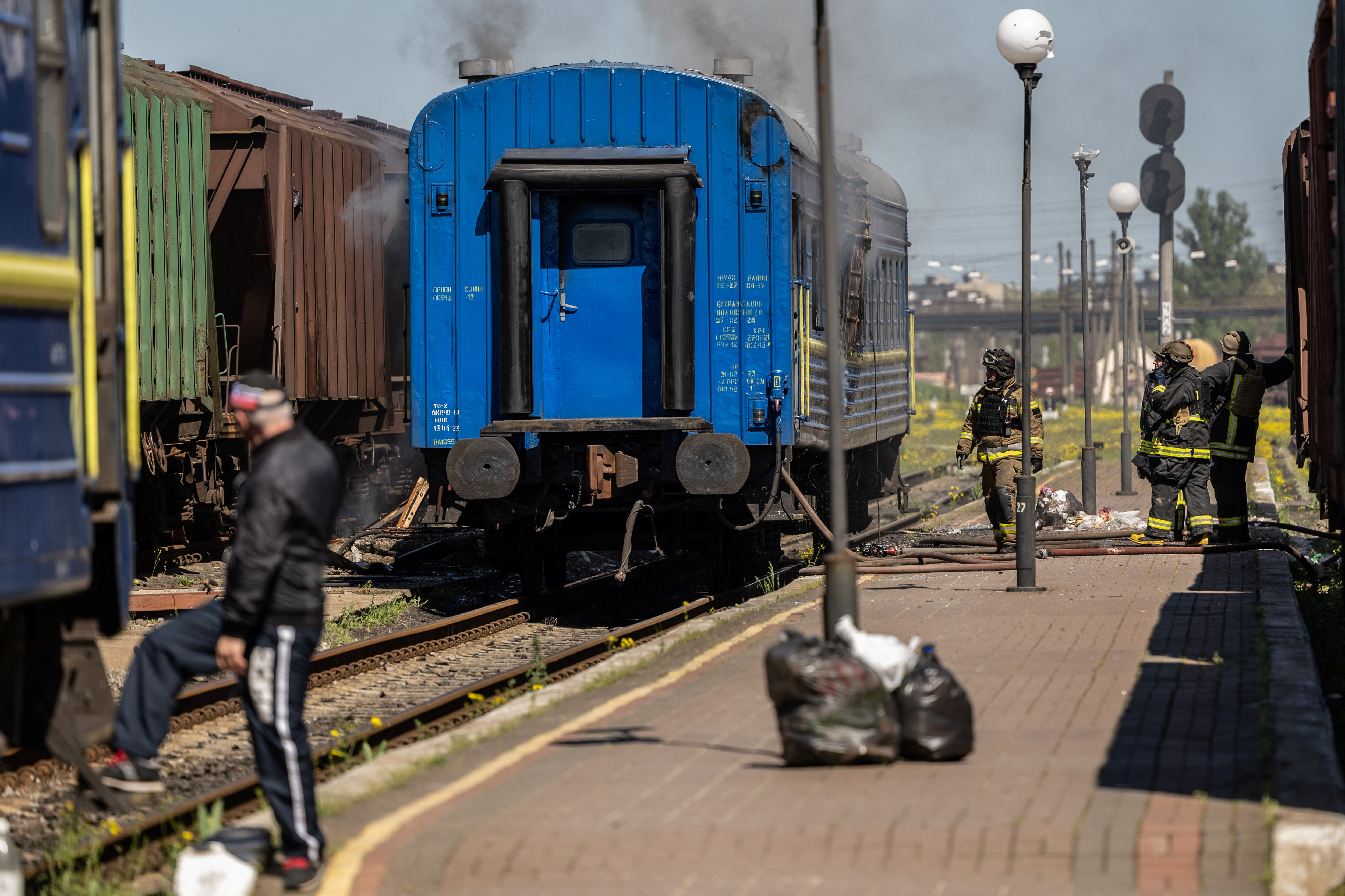 Bomberos trabajan en el lugar de una estación de tren afectada por un ataque militar ruso, en medio del ataque de Rusia a Ucrania, en Kherson, Ucrania 3 de mayo 2023. REUTERS/Carlos Barria
