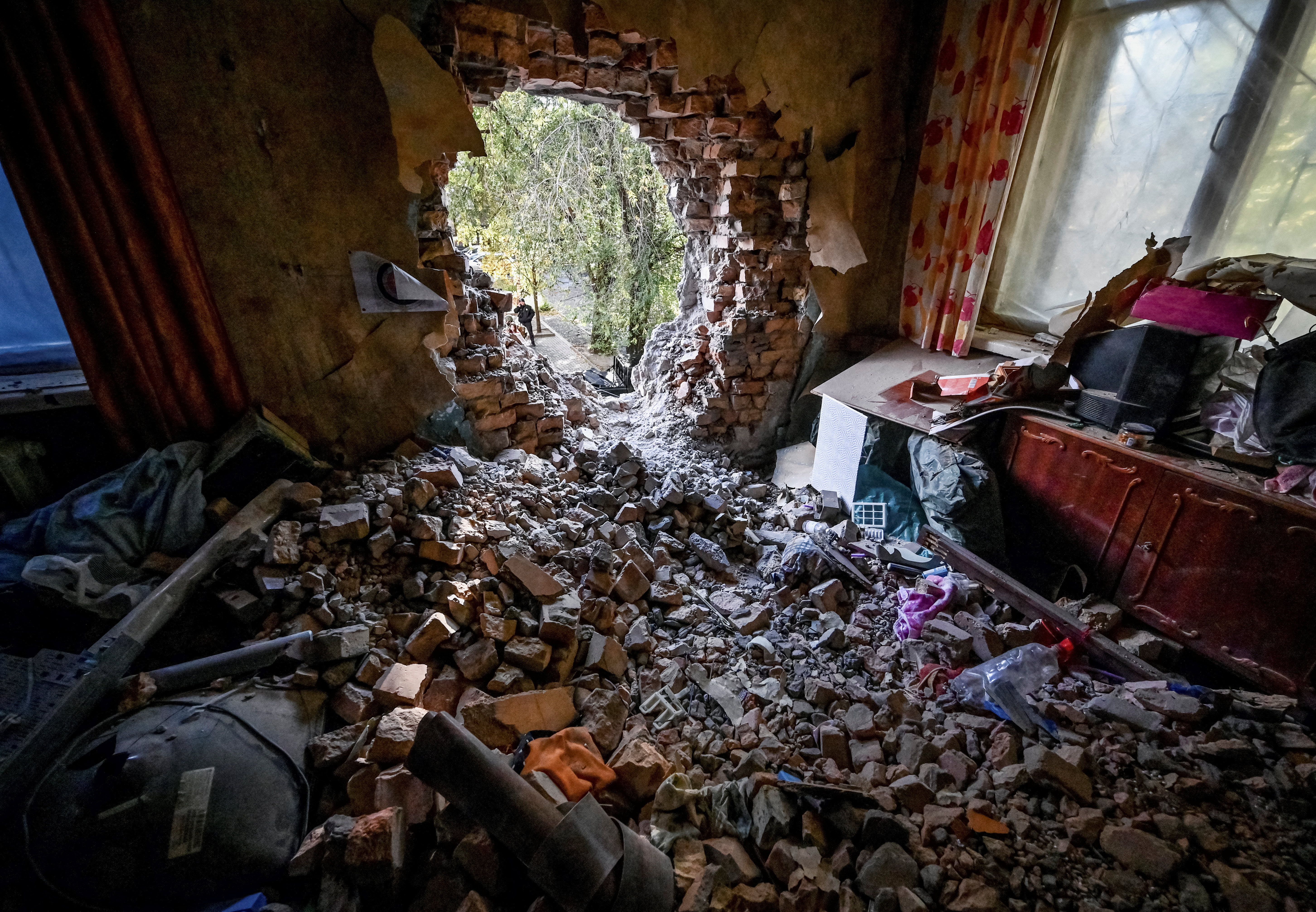 Al menos siete muertos tras un nuevo bombardeo de Rusia en un edificio residencial en Zaporizhzhia