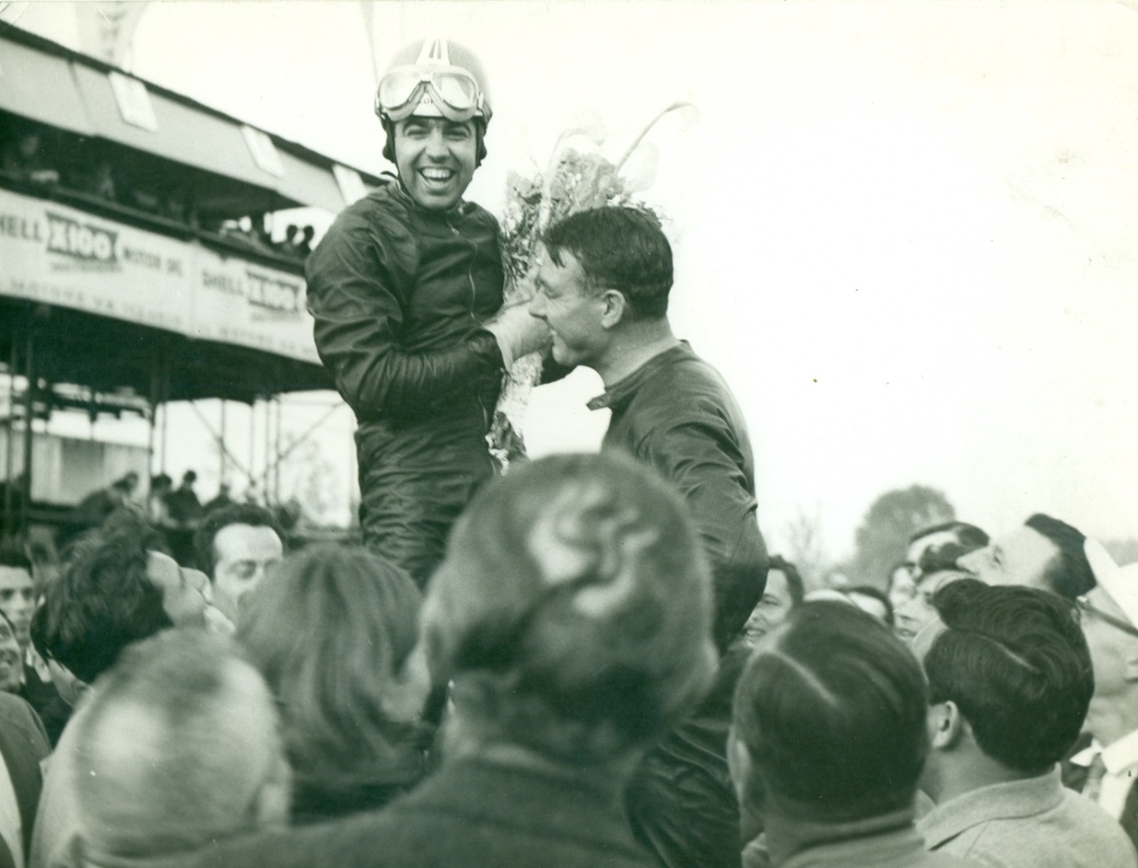 Chiche en lo más alto del podio de la Coppa d'Oro Shell de 1964. Fue su triunfo en Imola, en el que fue llevado en andas por los italianos. Lo acompaña el local Remo Venturi (Revista INFORMOTO)