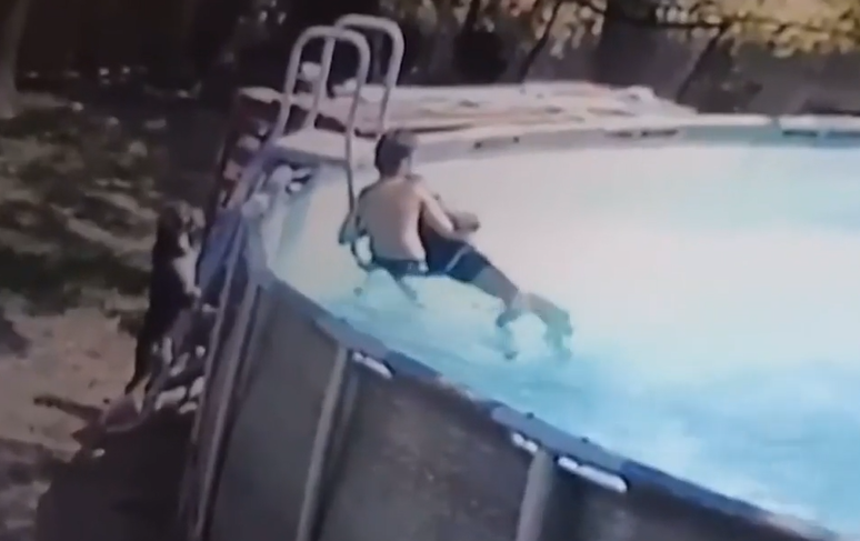 un niño rescató a su madre mientras sufría una convulsión en una piscina