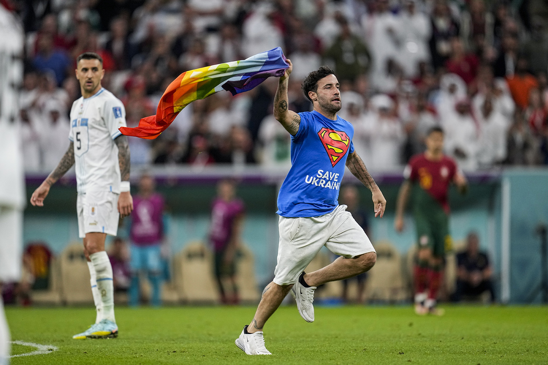 Matías Vecino se sorprende ante la irrupción del fan (AP Photo/Abbie Parr)