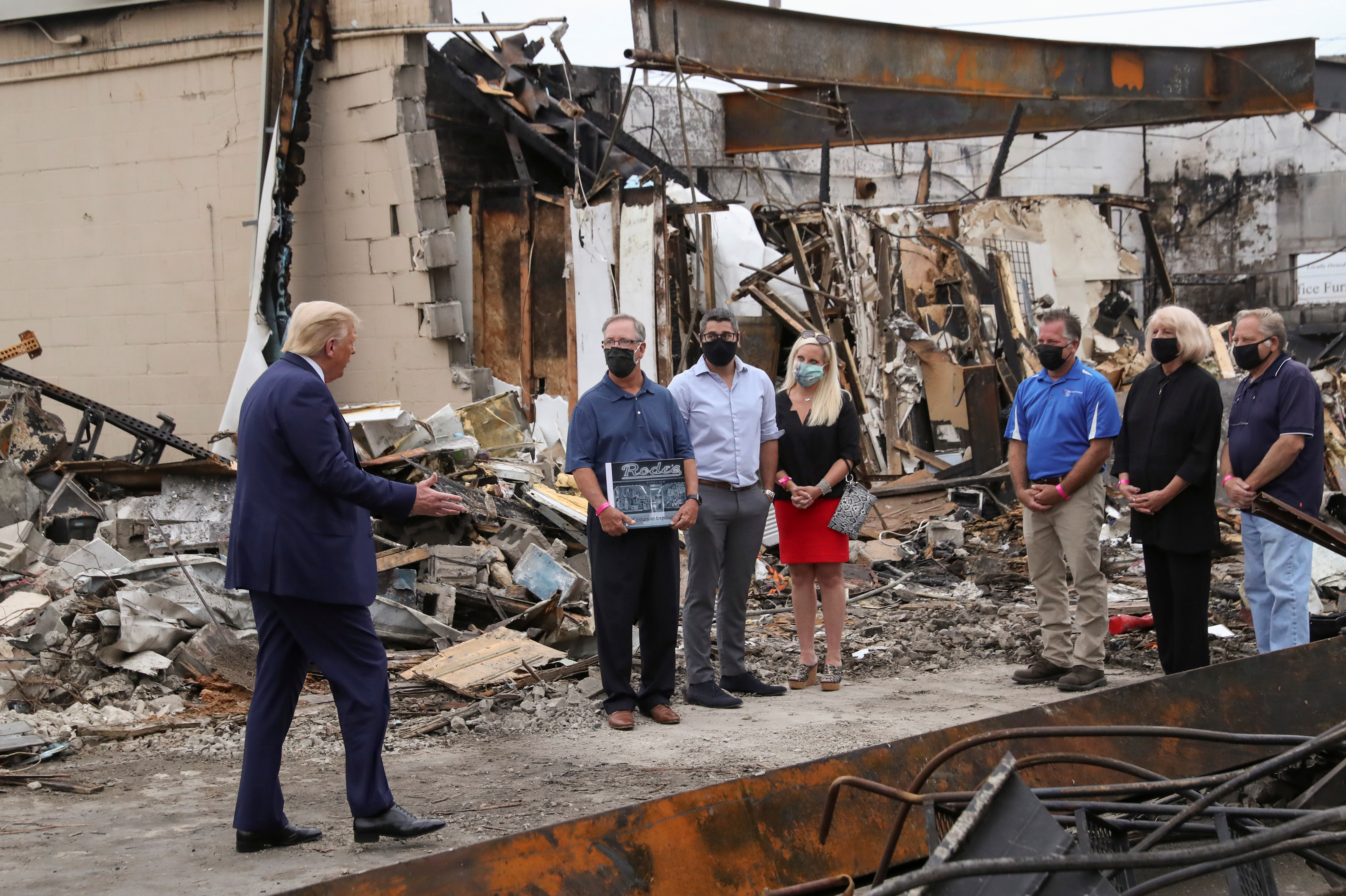 El presidente Donald Trump visita algunos de los negocios dañados en los disturbios (REUTERS/Leah Millis)
