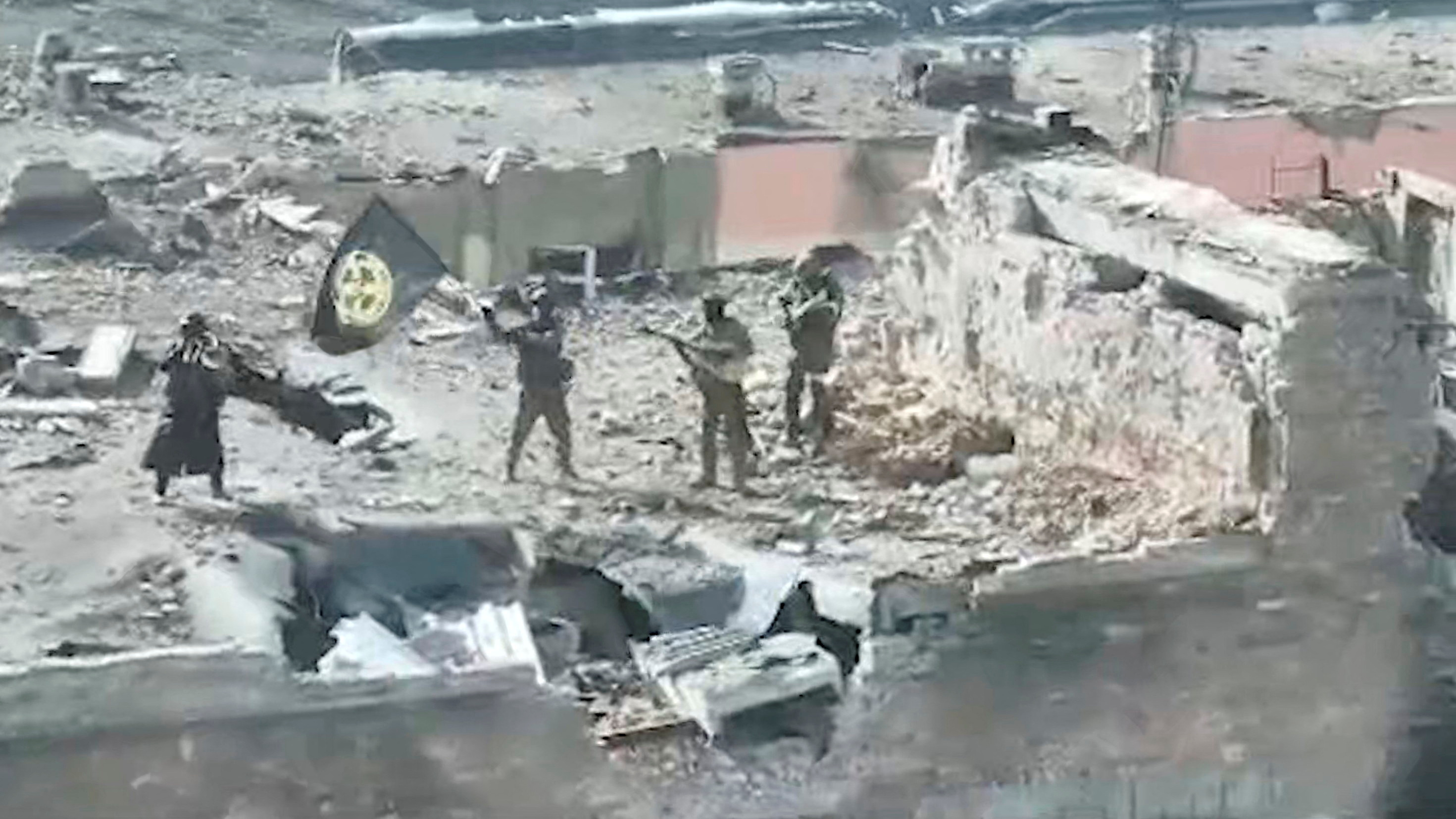 Presuntos mercenarios del Grupo Wagner en un edificio en ruinas en Bakhmut (via Reuters)