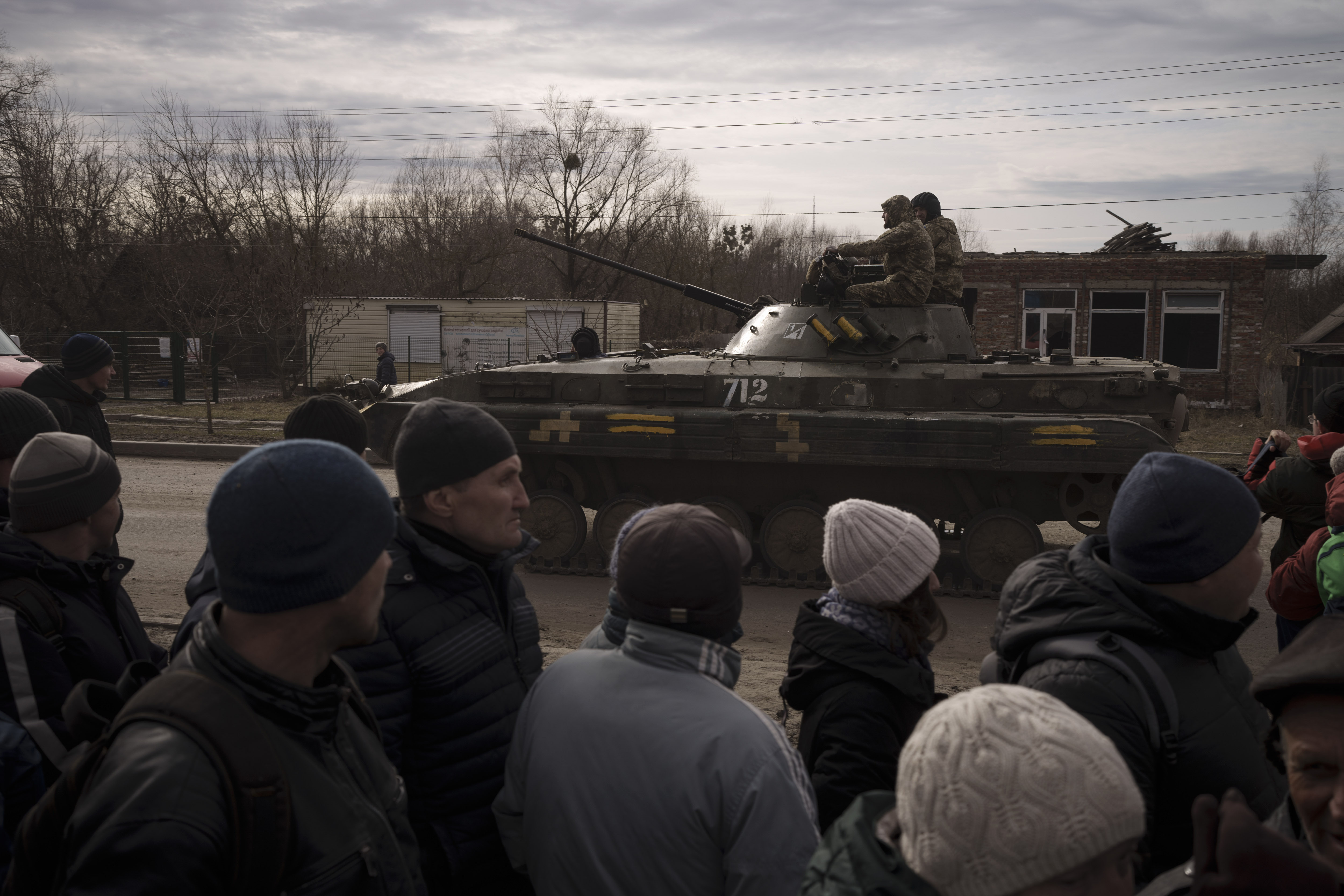 Los residentes la ciudad de Trostsyanets hacen fila para recibir ayuda