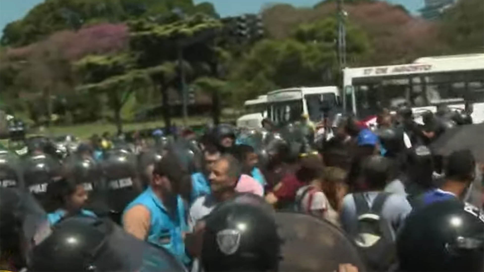 Tensión en Retiro: un grupo de manteros rechazó desalojar la zona y se enfrentó con la Policía de la Ciudad 