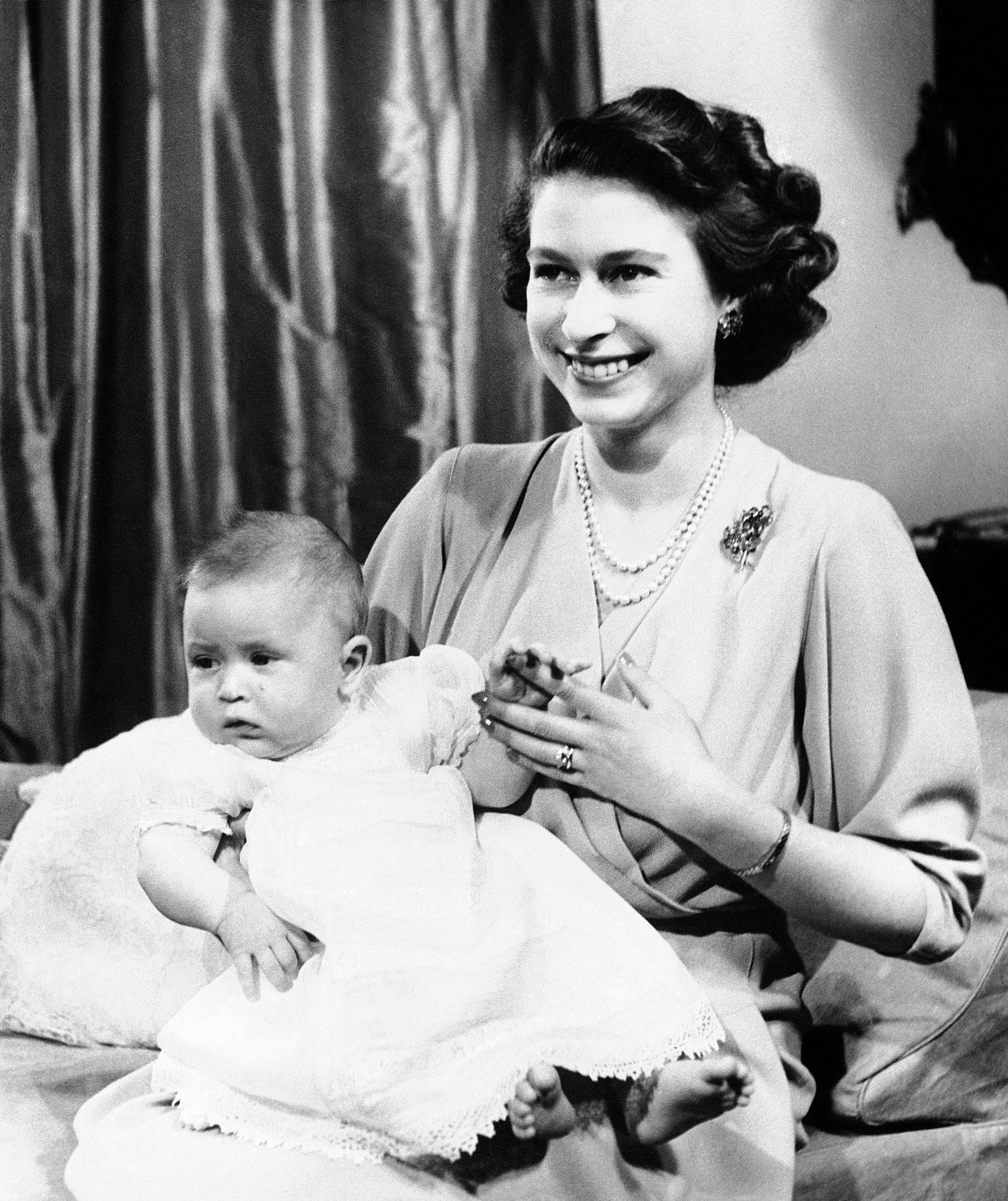 ARCHIVO - La princesa Isabel de Gran Bretaña posa para una foto con su hijo, el príncipe Carlos, en el Palacio de Buckingham, Londres, 10 de abril de 1949. (Foto AP, archivo)
