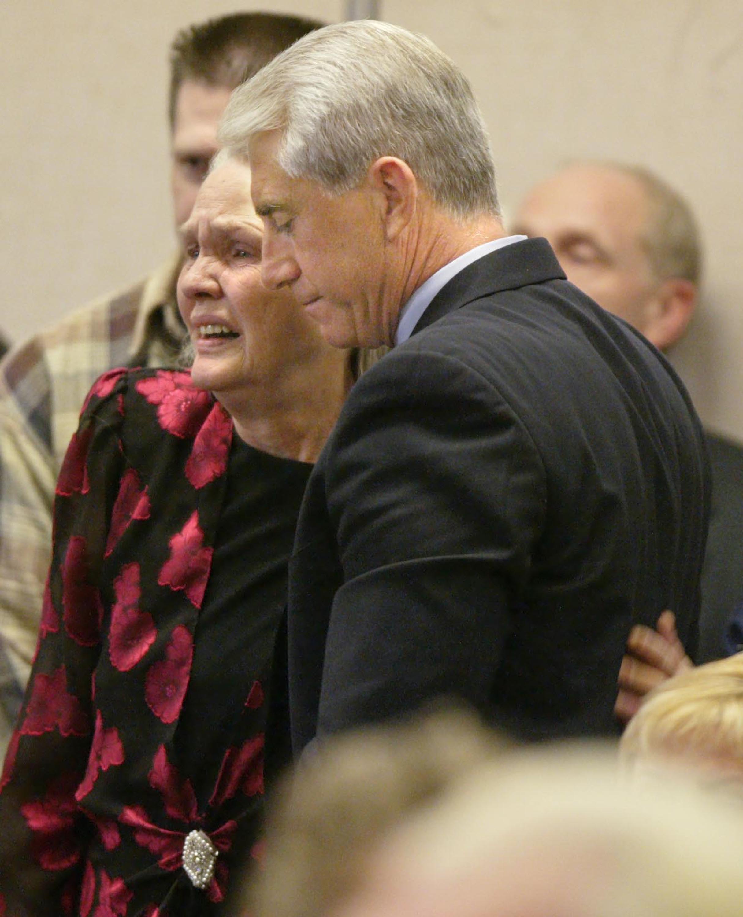 Joan Mackie, la madre de otra de las víctimas, Cindy Smith, se abraza al sheriff Dave Reichert al dictarse al sentencia del brutal asesino, Gary Ridgway  (Photo by Josh Trujillo-Pool/Getty Images)  