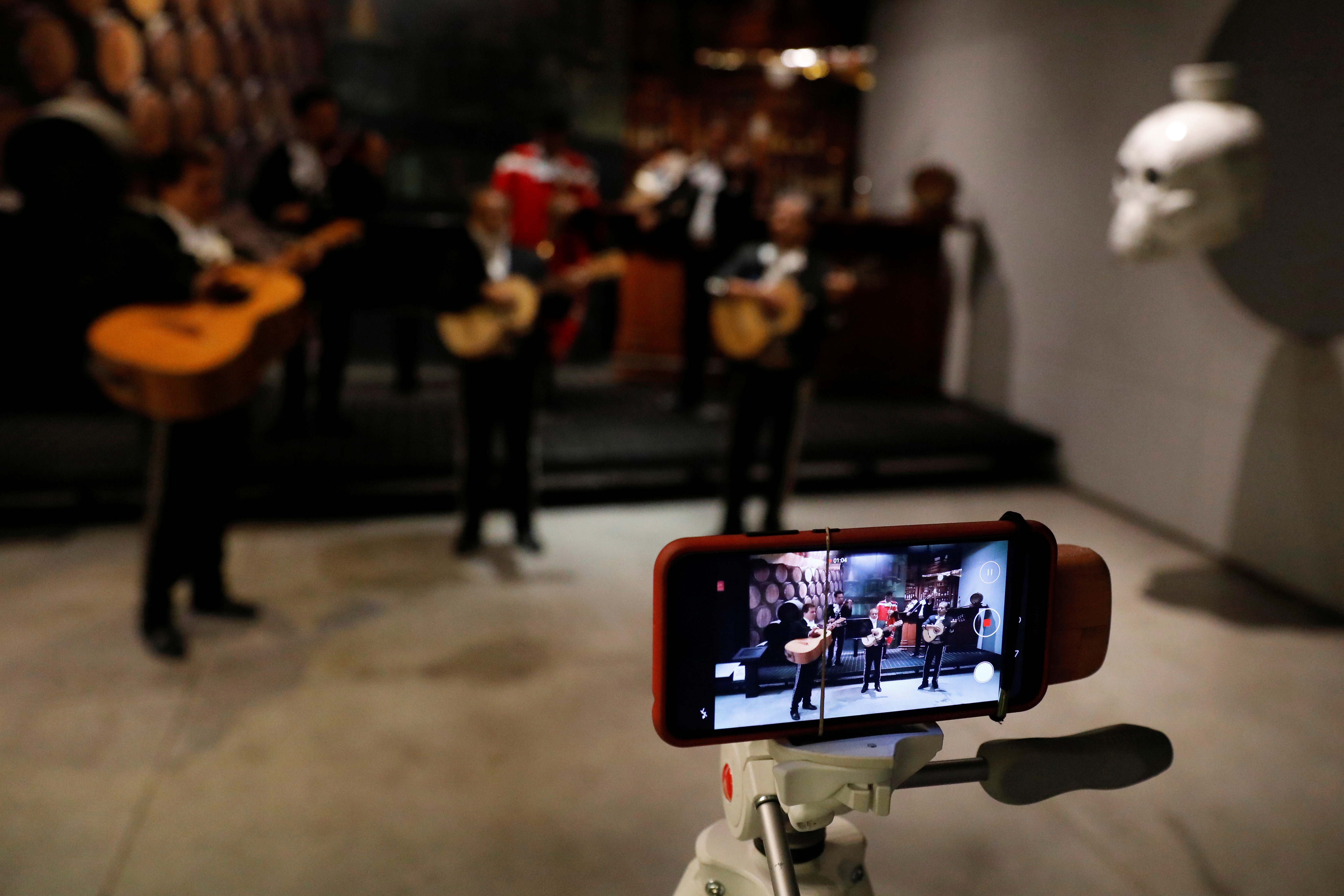 Un teléfono móvil graba un grupo de mariachis, mientras se presentan y reproducen música que se mostrará en línea para el Día de la Madre en la Ciudad de México, México. Mayo 9, 2020. (Foto: REUTERS/Carlos Jasso)