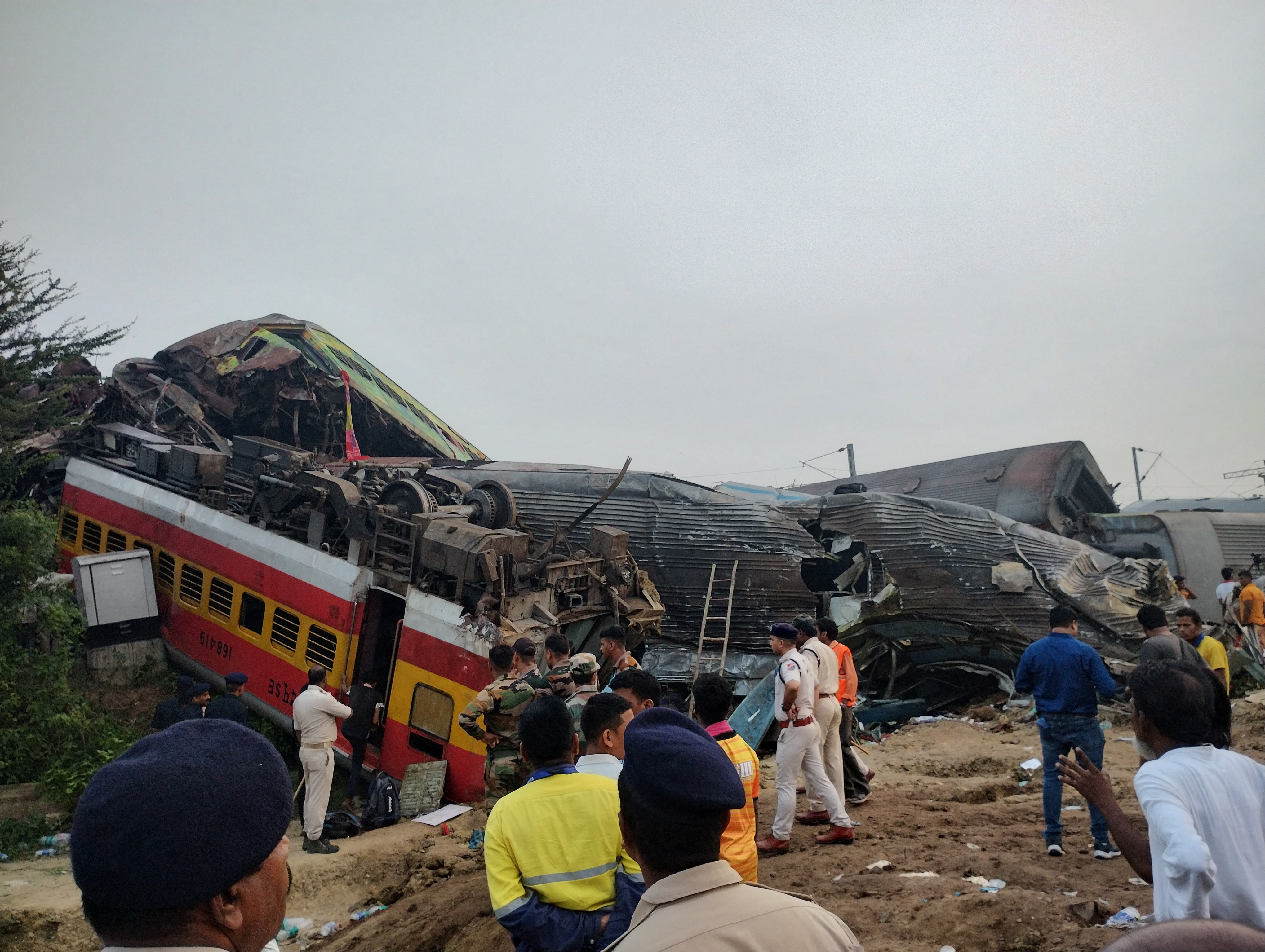 El accidente se produjo cuando un primer tren de pasajeros que cubría el trayecto entre las ciudades de Shalimar, en Calcuta, y Chennai, en el estado sureño de Tamil Nadu, descarriló. (REUTERS)