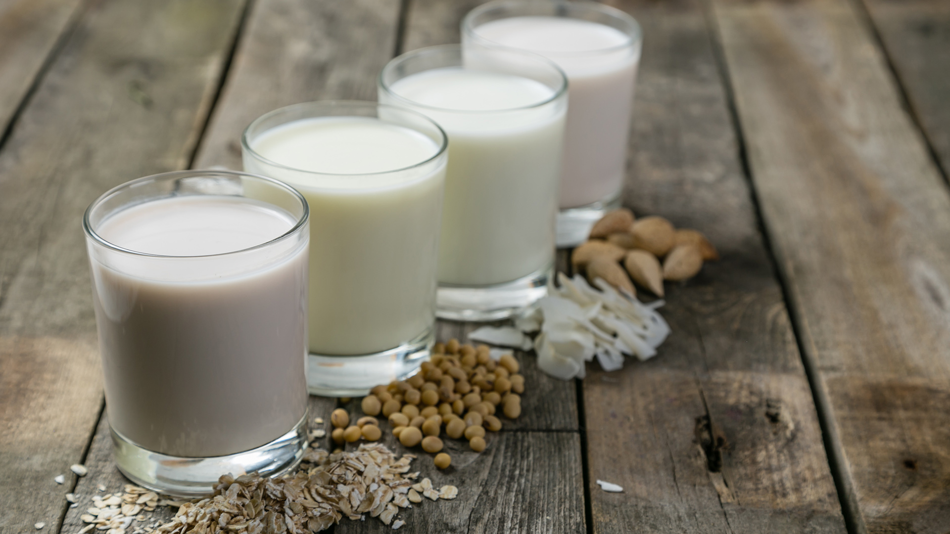 La leche vegetal se caracteriza por tener un alto contenido en vitamina B, fibra, proteínas, grasas beneficiosas para el corazón, sodio, potasio y estar libres de lactosa y colesterol (Getty Images)