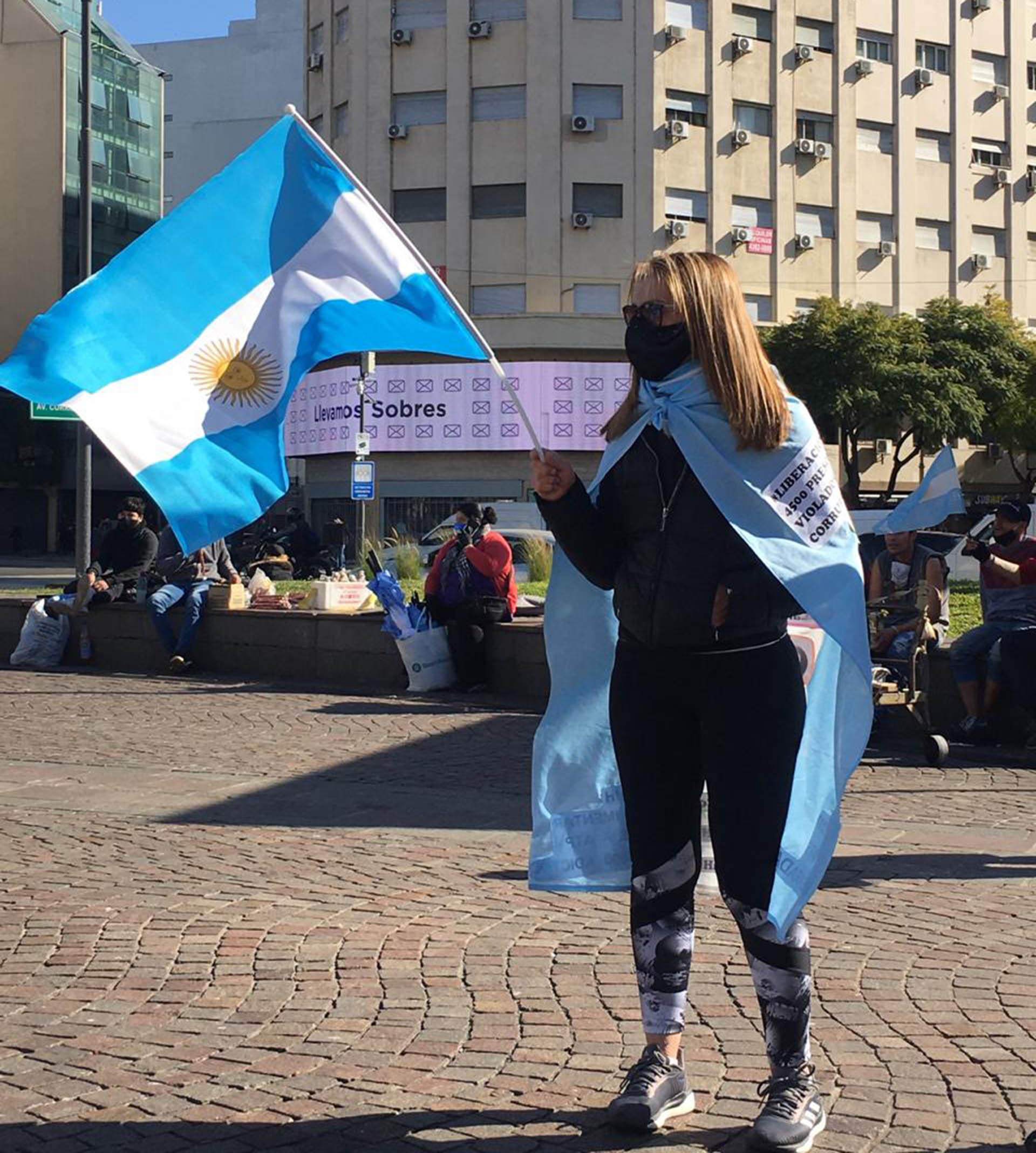 La mayoría de los manifestantes llevaba banderas argentinas