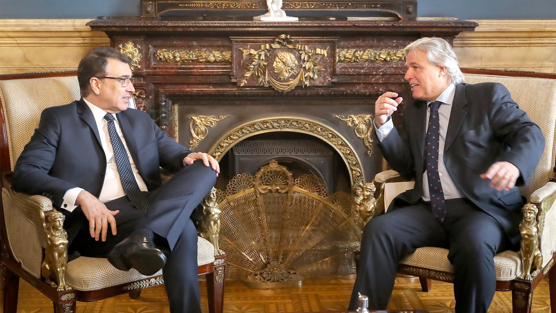 Carlos França conversa con Francisco Bustillo (EFE/Raúl Martínez)