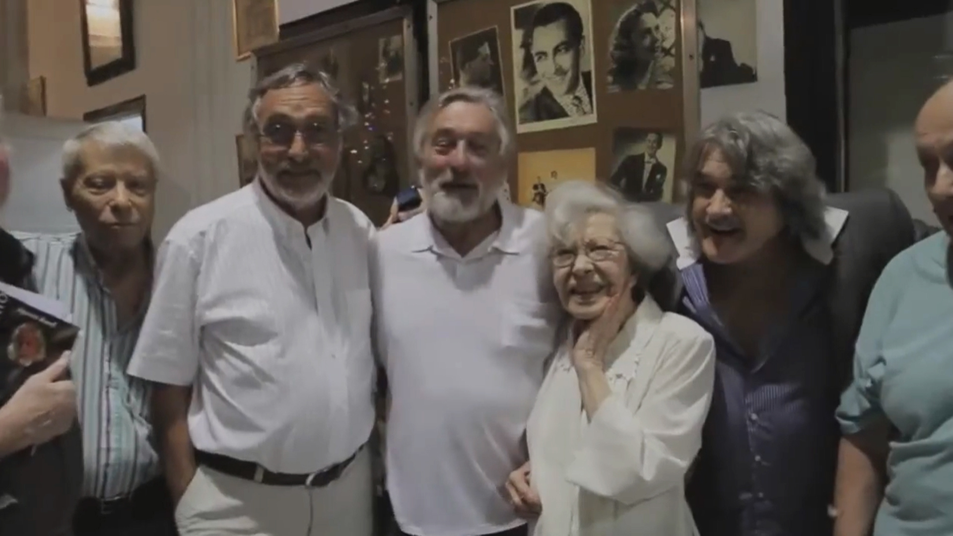 Robert De Niro durante su visita a la Argentina en 2015: en la foto posa en la Casa del Teatro, junto a Luis Brandoni y Lito Cruz