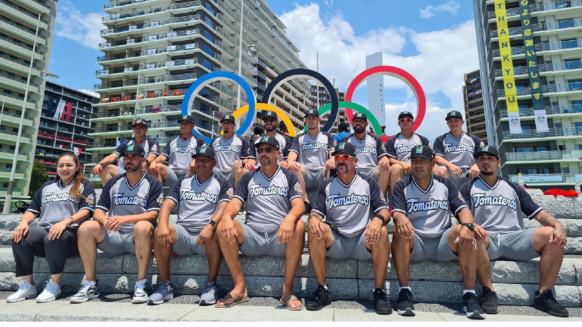 Los peloteros posan frente a los icónicos aros olímpicos, una foto que se ha vuelto obligatoria entre participantes (Foto: Twitter/fersch_4)
