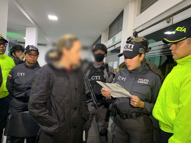 La sindicada fue trasladada desde El Salvador a Colombia por una comisión del CTI y la Dirección de Investigación Criminal e Interpol (Dijín) de la Policía Nacional