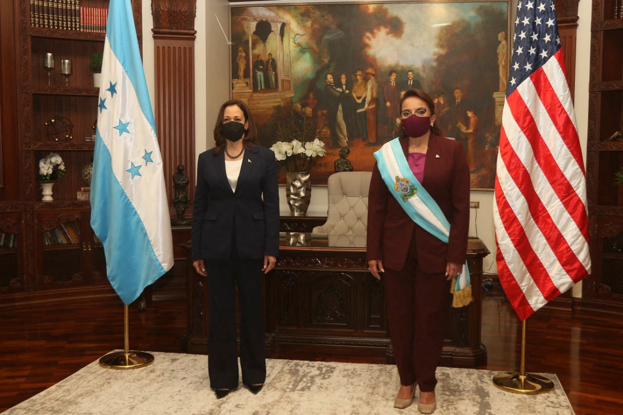 La presidenta de Honduras Xiomara Castro y la vicepresidenta de EEUU, Kamala Harris (Honduras Presidency/Handout via REUTERS)