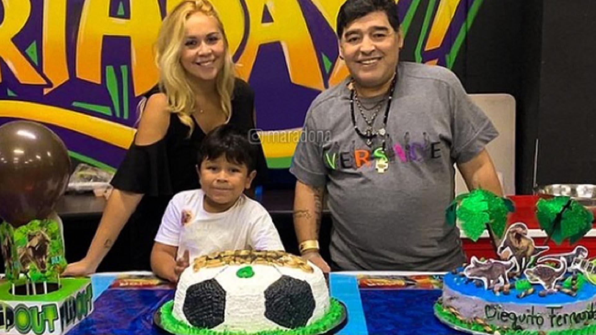 Maradona junto a Verónica Ojeda y Dieguito Fernando