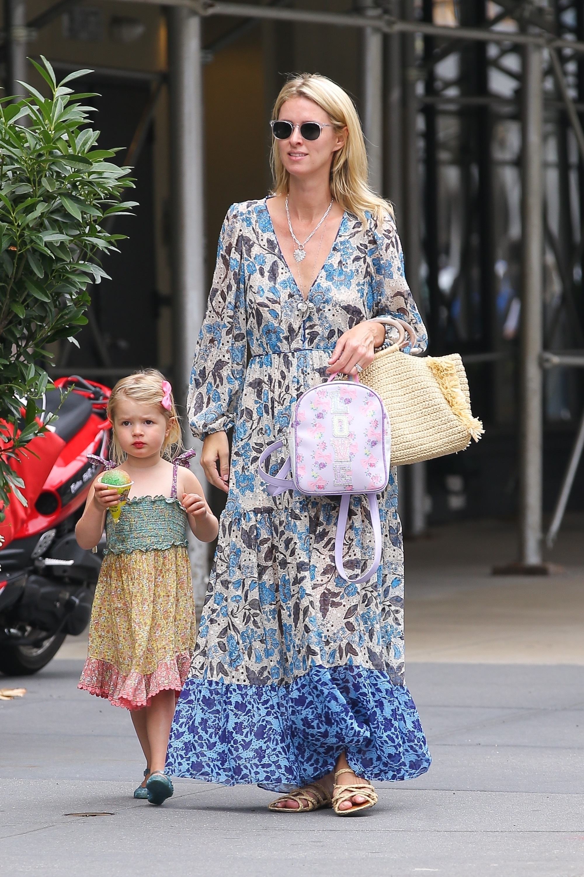 Nicky Hilton dio un paseo con su hija Lily-Grace Victoria por las calles de Nueva York. Para ello, lució un vestido largo estampado de flores, lentes de sol y una cartera que combinó con sus sandalias. Además, cargó la mochila de la pequeña
