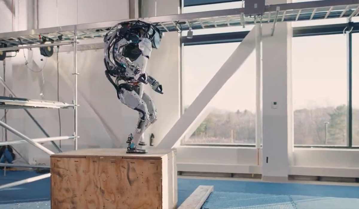 El robot de Boston Dynamics que puede saltar, correr y coger objetos