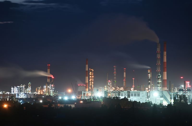 FOTO DE ARCHIVO: Una refinería de petróleo local en Omsk, Rusia, el 6 de junio de 2022. REUTERS/Alexey Malgavko