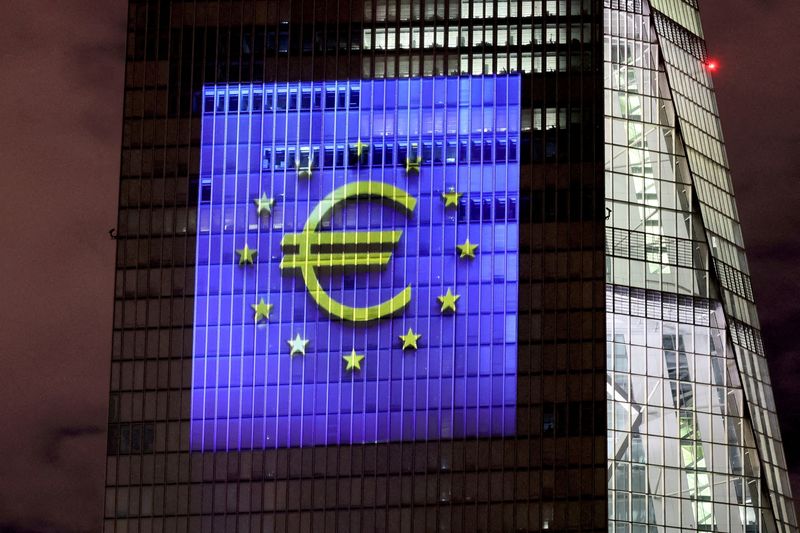 FOTO DE ARCHIVO: El símbolo del euro en una proyección lumínica sobre la sede del Banco Central Europeo en Fráncort, Alemania, el 30 de diciembre de 2021. REUTERS/Wolfgang Rattay