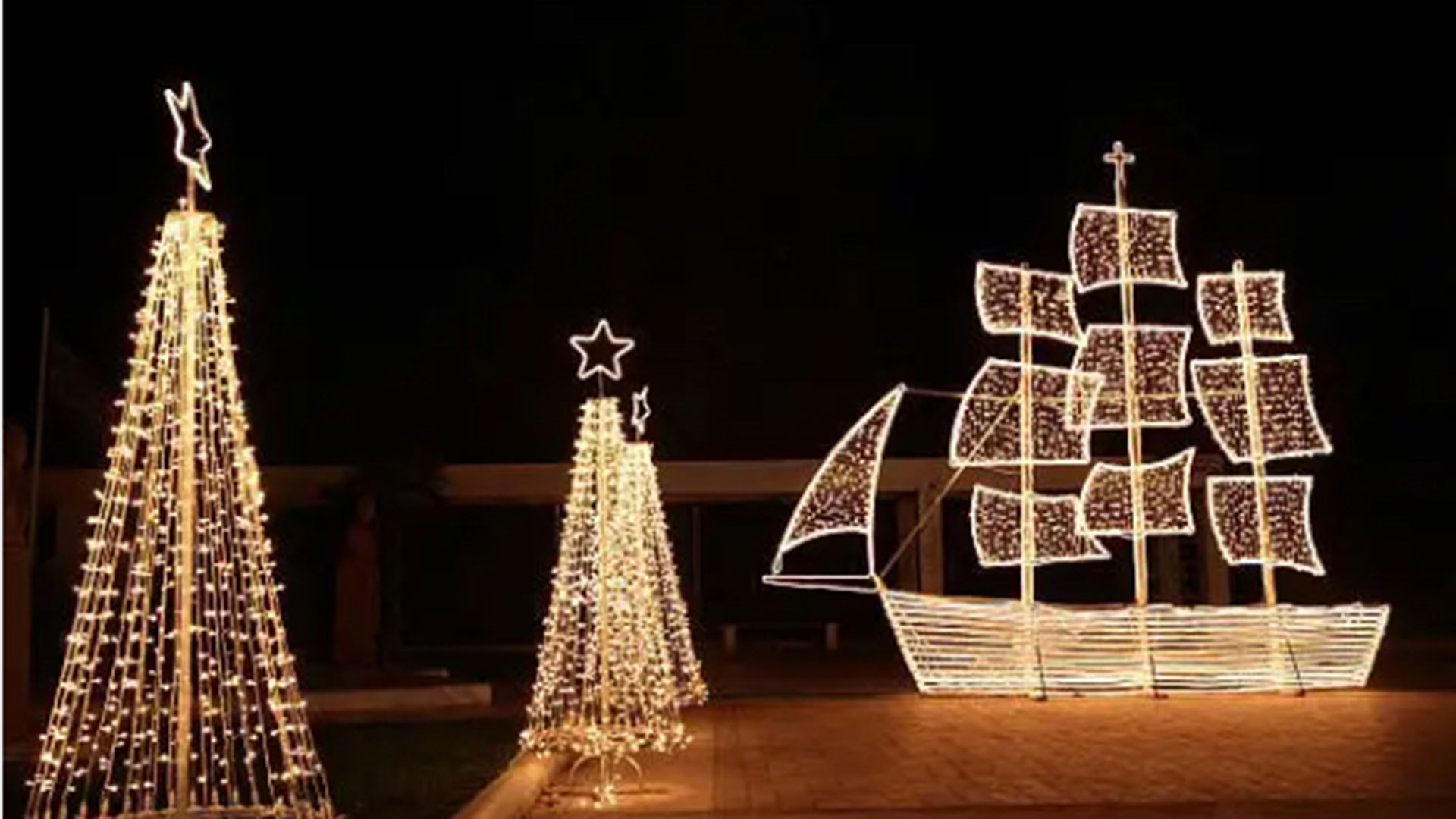 En Grecia, durante la temporada navideña abundan los adornos de embarcaciones con luces, que forma parte de la tradición del país