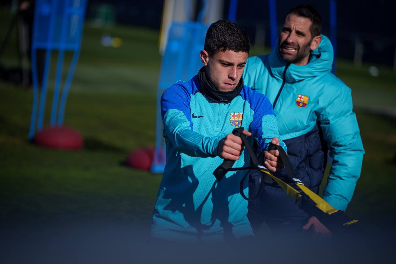 Llegó hace apenas 12 días al Barcelona y Xavi ya lo subió a entrenar con Lewandowski y compañía: el presente de ensueño del argentino Lucas Román