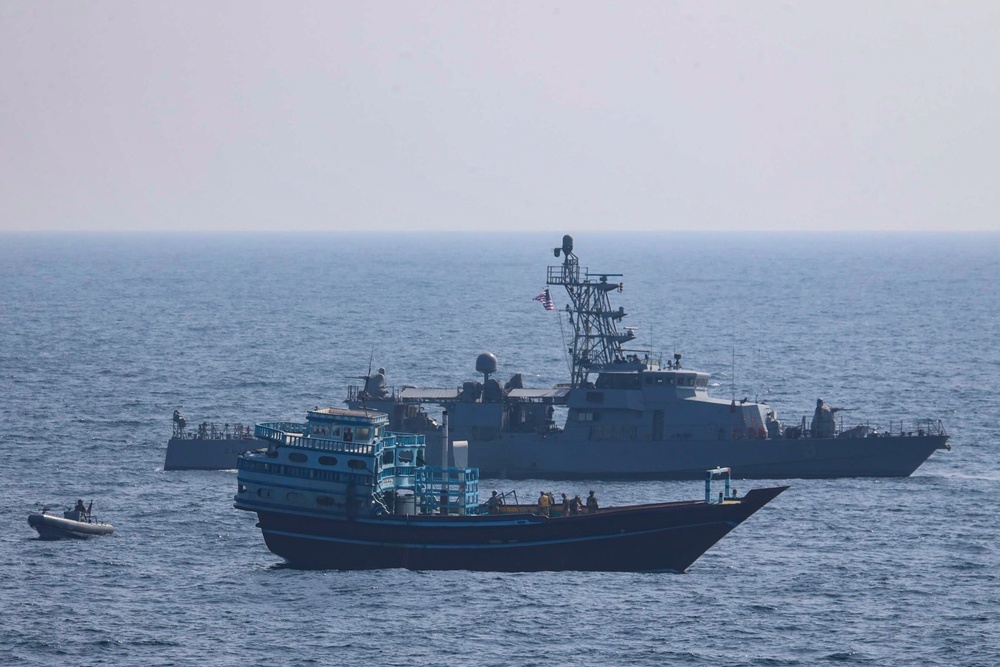 Oficiales llevan a cabo un abordaje en un buque pesquero apátrida que transita por aguas internacionales el Golfo de Omán (foto: US Navy)