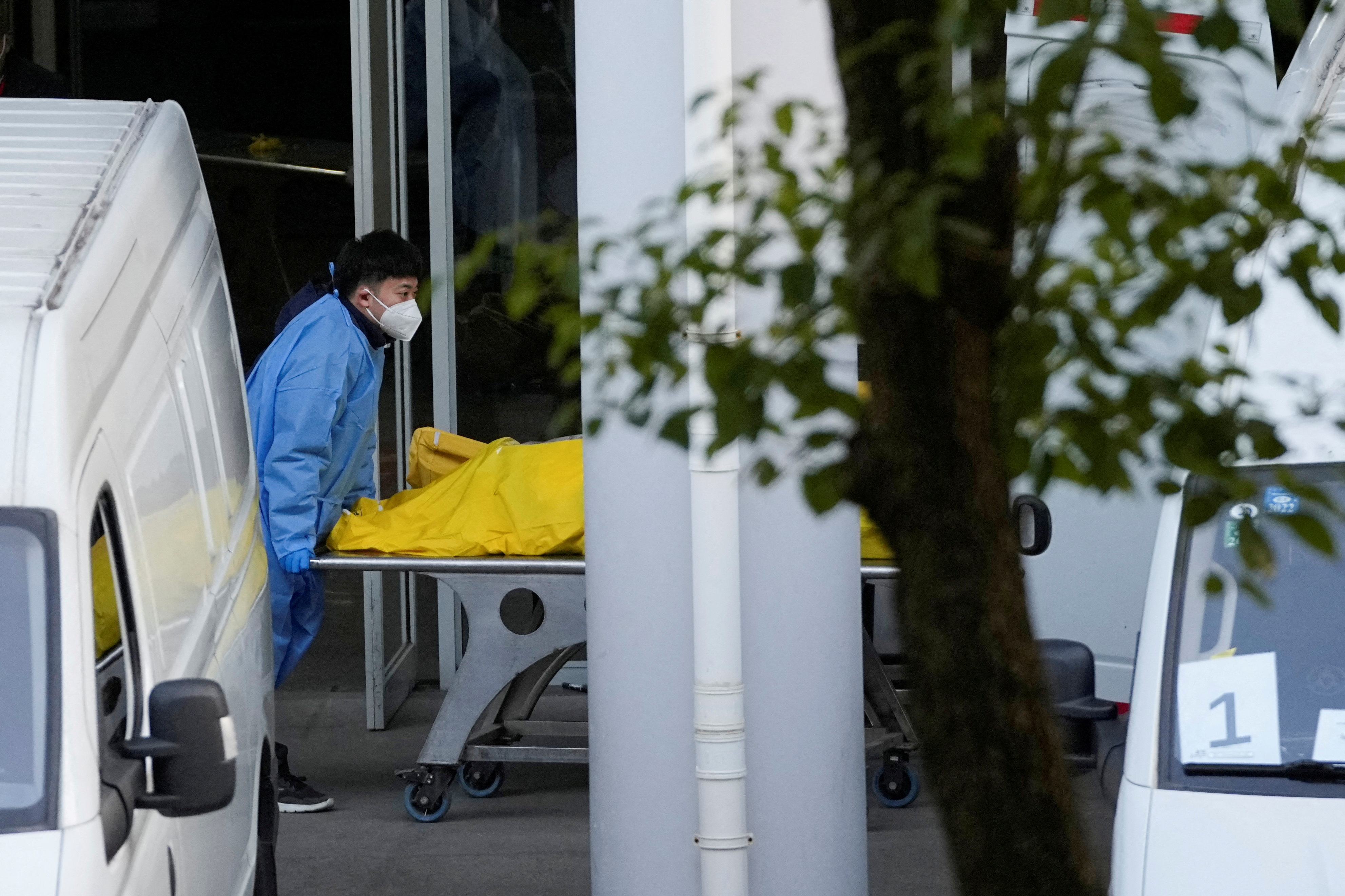 Un miembro del personal empuja un carro que lleva un cuerpo en una bolsa en una funeraria, mientras continúan los brotes de la enfermedad por coronavirus (COVID-19) en Shanghai, China, 4 de enero de 2023. REUTERS
