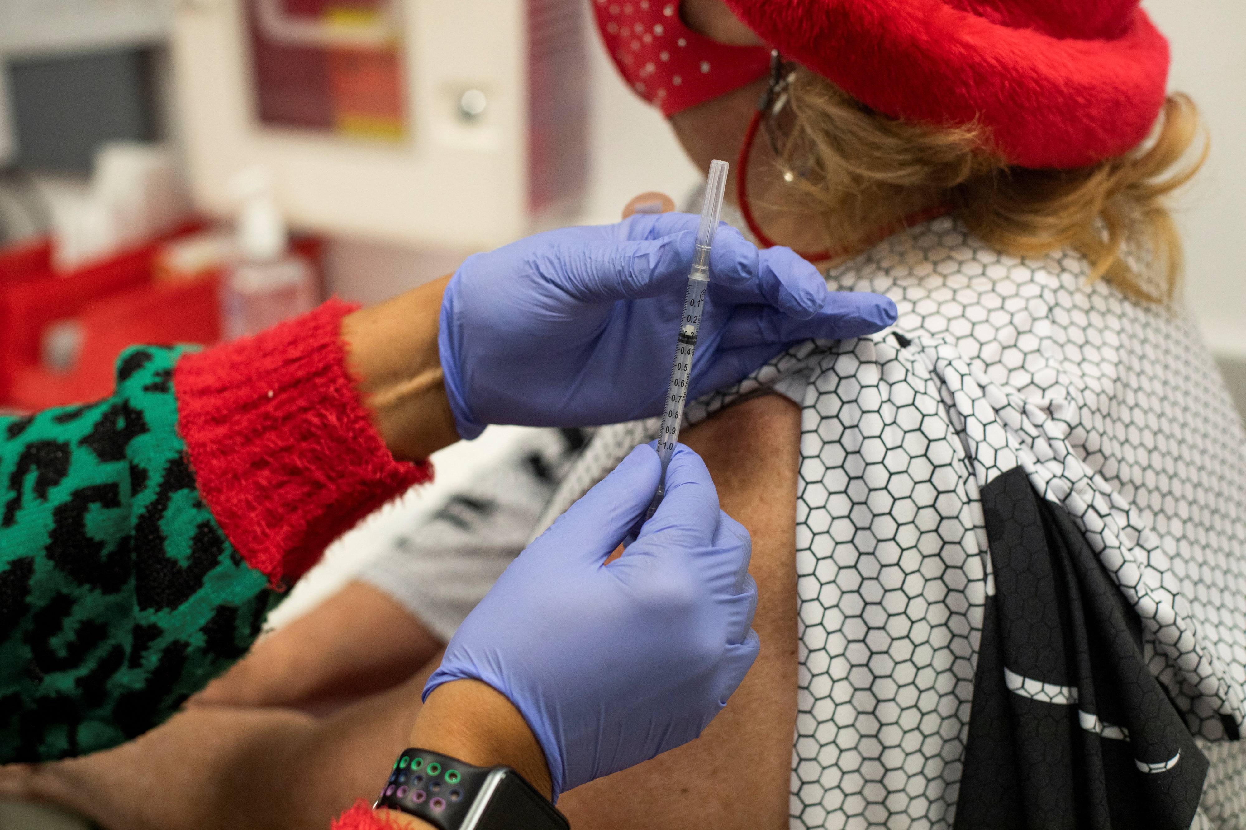 Los no vacunados son los que corren mayor riesgo, pero esta tendencia tendría consecuencias preocupantes para los vacunados y también para los infectados previamente, especialmente si no reciben refuerzo (REUTERS)